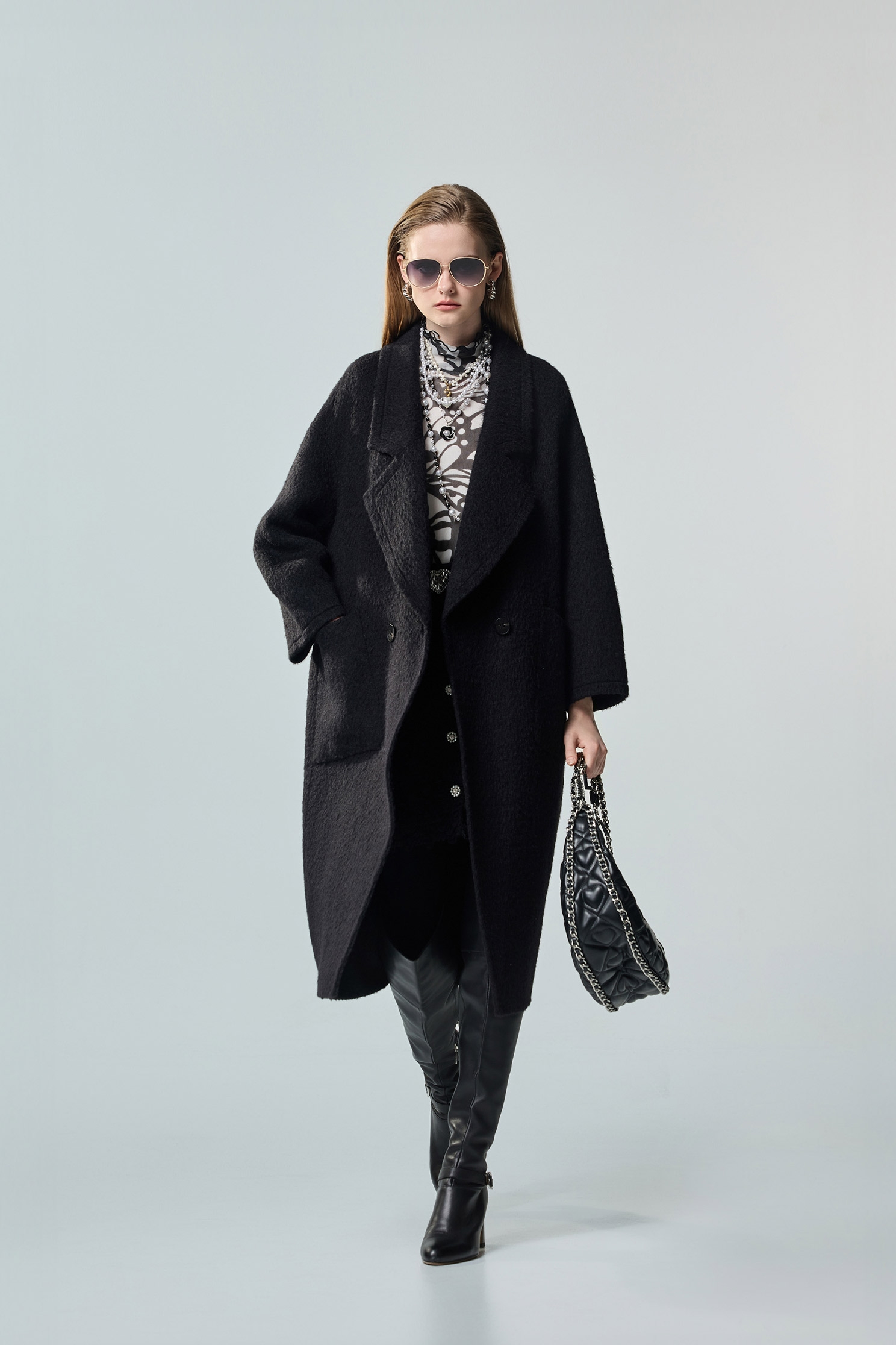 極致黑領片廓型大衣極致黑領片廓型大衣,上班OL穿搭,秋冬穿搭,約會特輯,長大衣