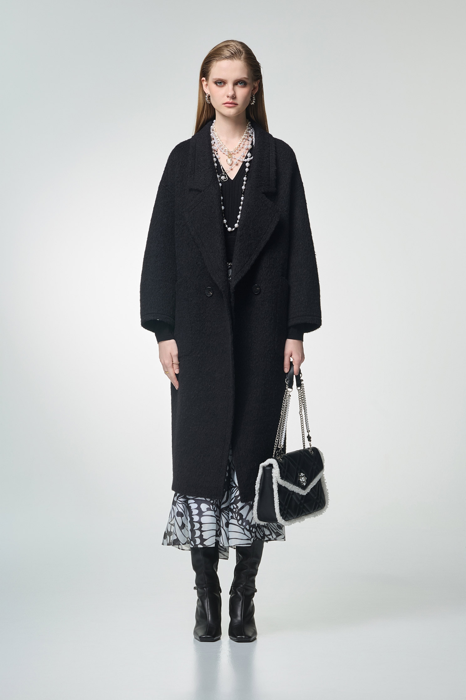 極致黑領片廓型大衣極致黑領片廓型大衣,上班OL穿搭,秋冬穿搭,約會特輯,長大衣