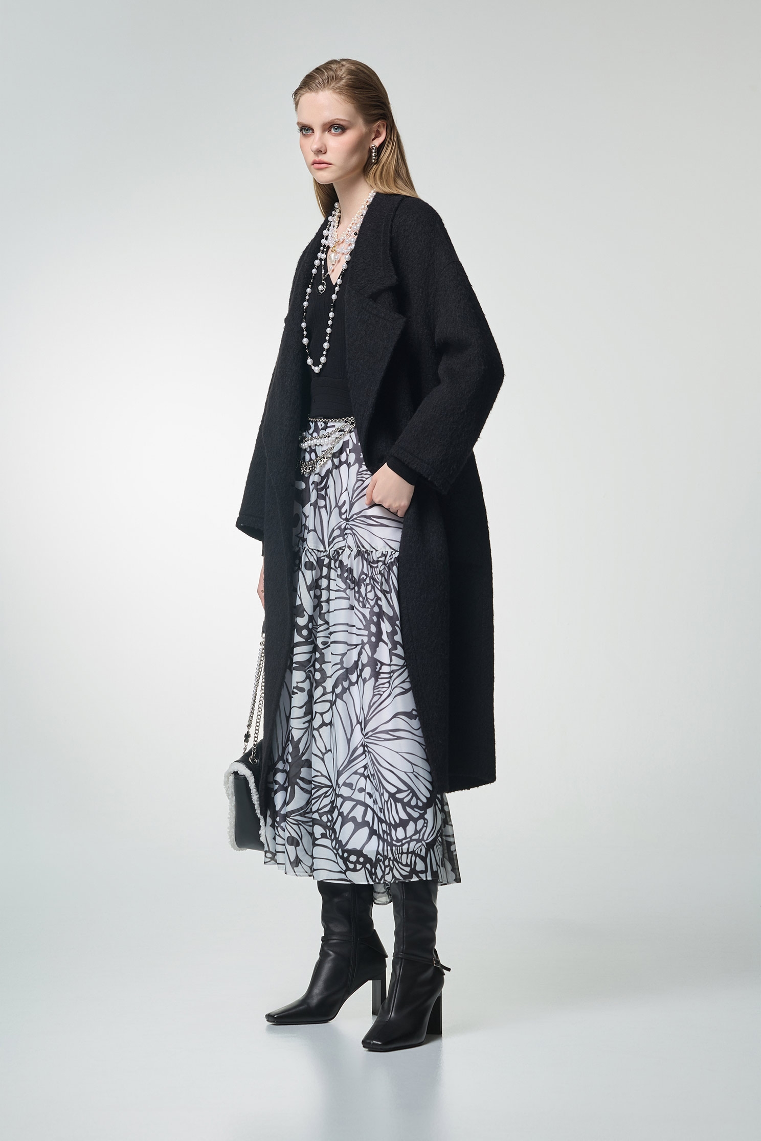 極致黑領片廓型大衣極致黑領片廓型大衣,上班OL穿搭,秋冬穿搭,約會特輯,長大衣