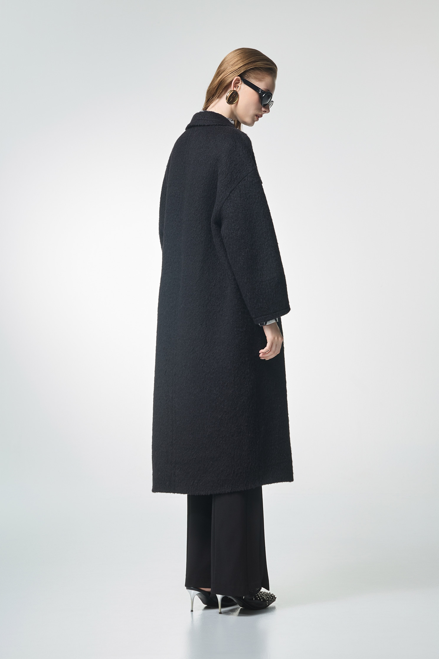 極致黑領片廓型大衣極致黑領片廓型大衣,上班OL穿搭,秋冬穿搭,約會特輯,長大衣