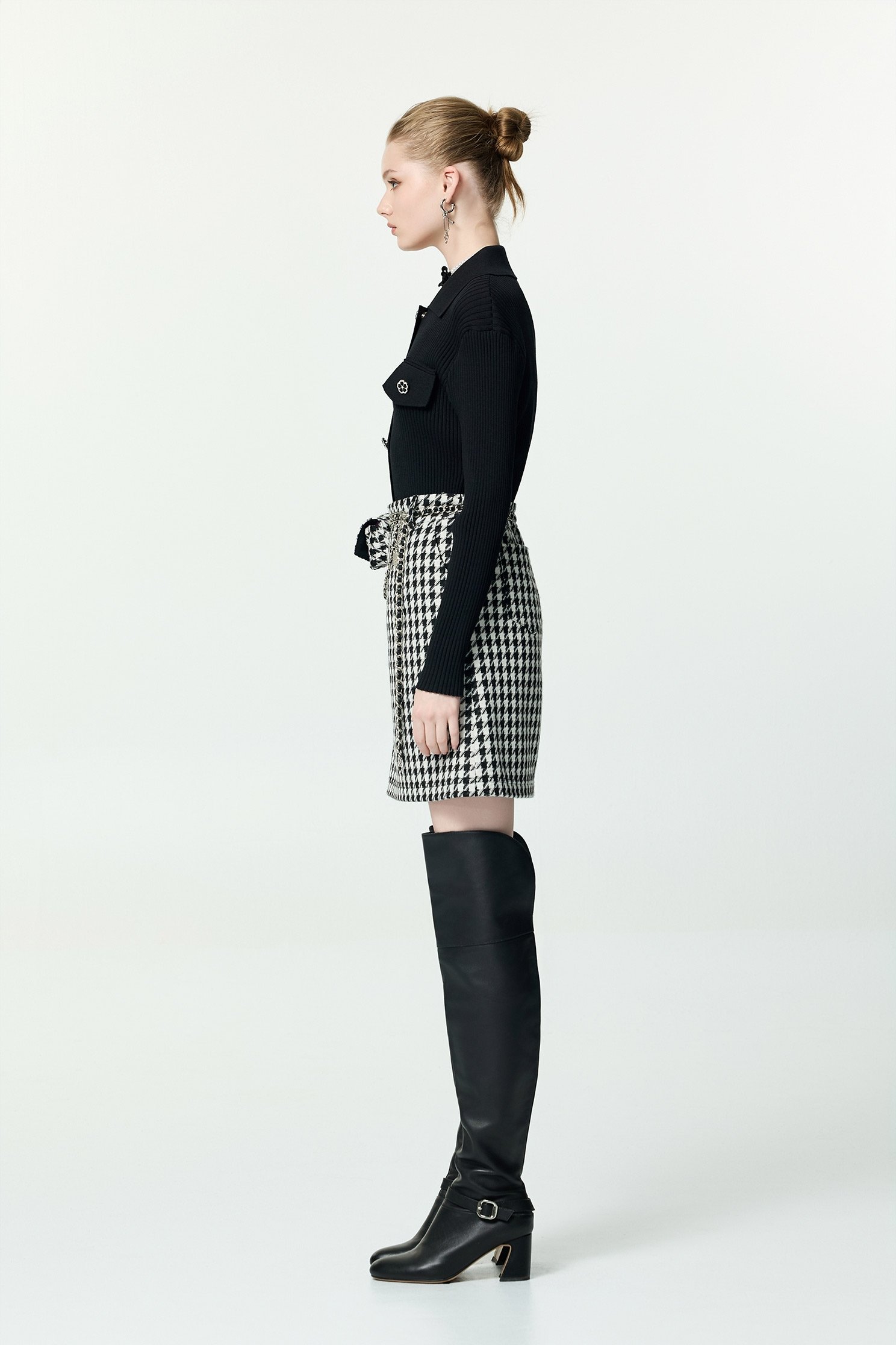 坑條修身花朵釦飾針織外罩坑條修身花朵釦飾針織外罩,上班OL穿搭,秋冬穿搭,約會特輯,針織,針織外套