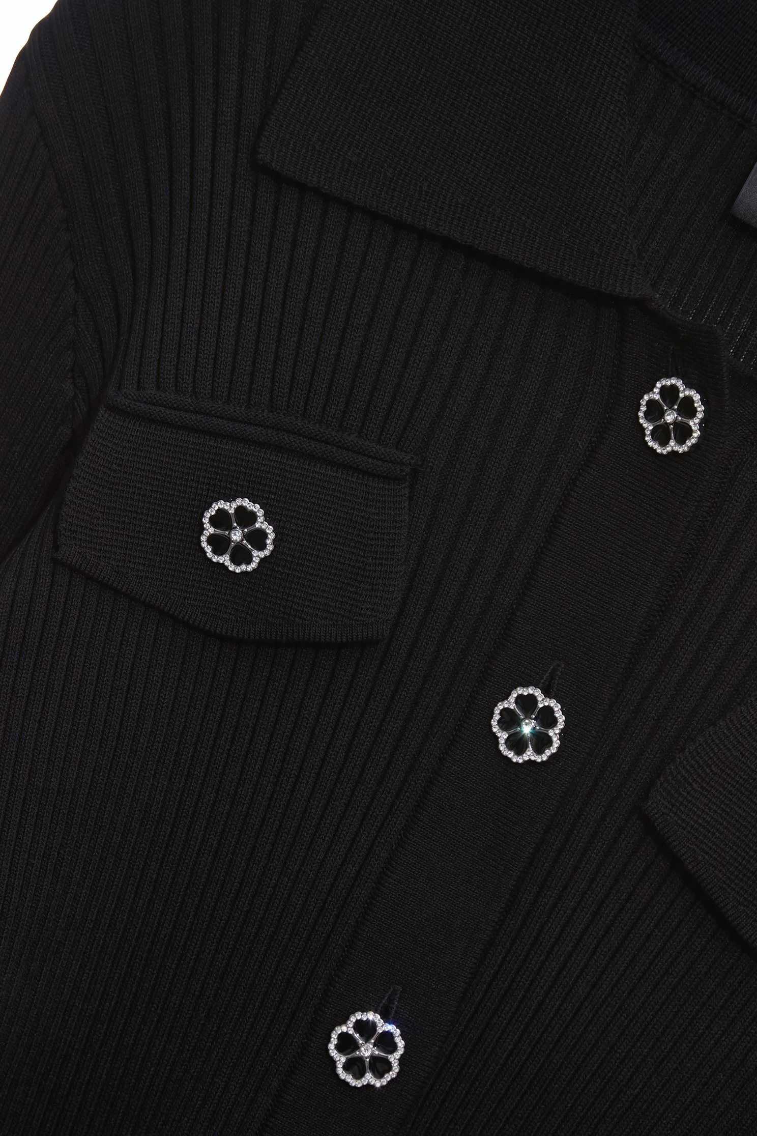 坑條修身花朵釦飾針織外罩坑條修身花朵釦飾針織外罩,上班OL穿搭,秋冬穿搭,約會特輯,針織,針織外套