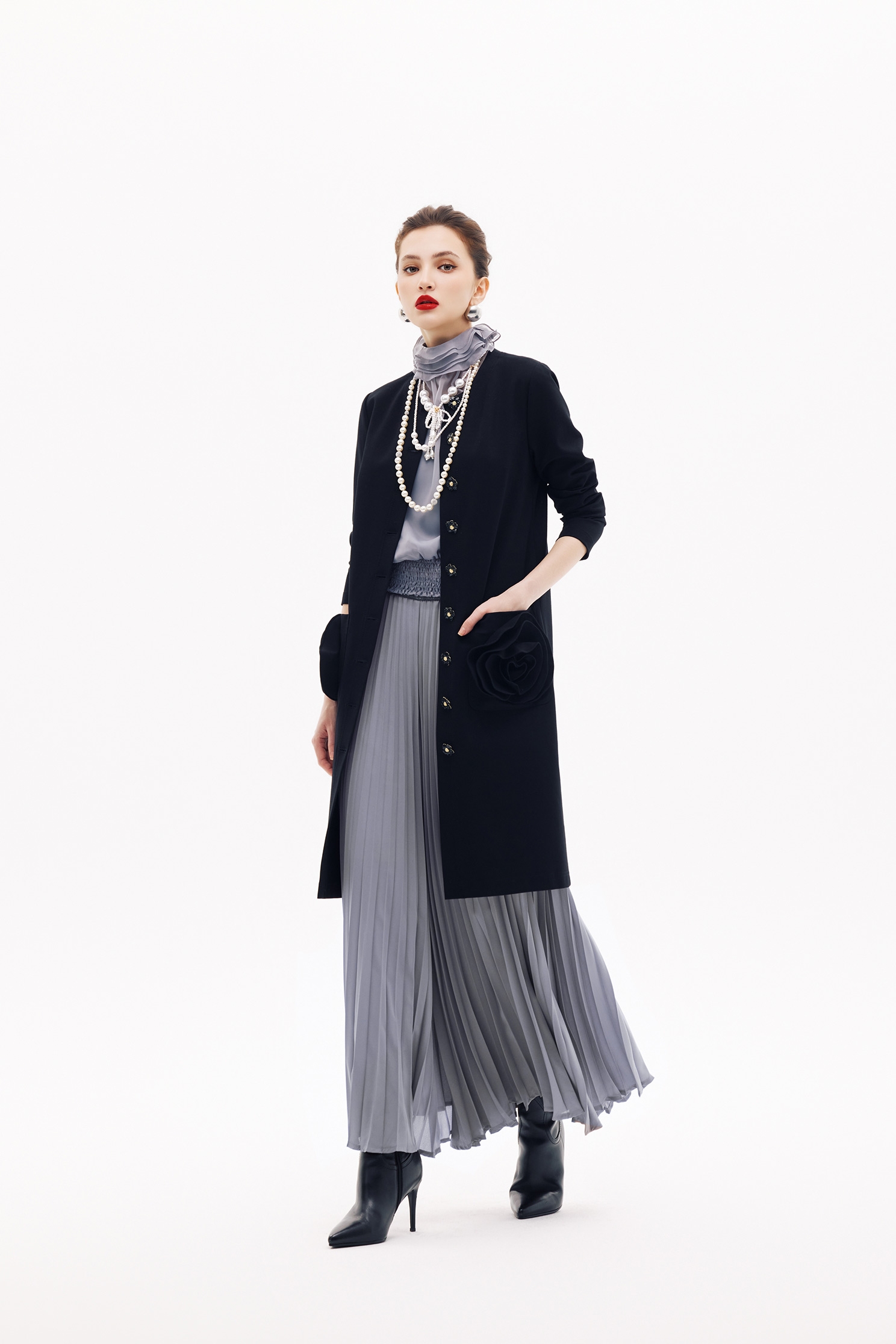 玫瑰繞花過膝長外套玫瑰繞花過膝長外套,一般外套,上班OL穿搭,外套,春夏穿搭,約會特輯,黑色外套