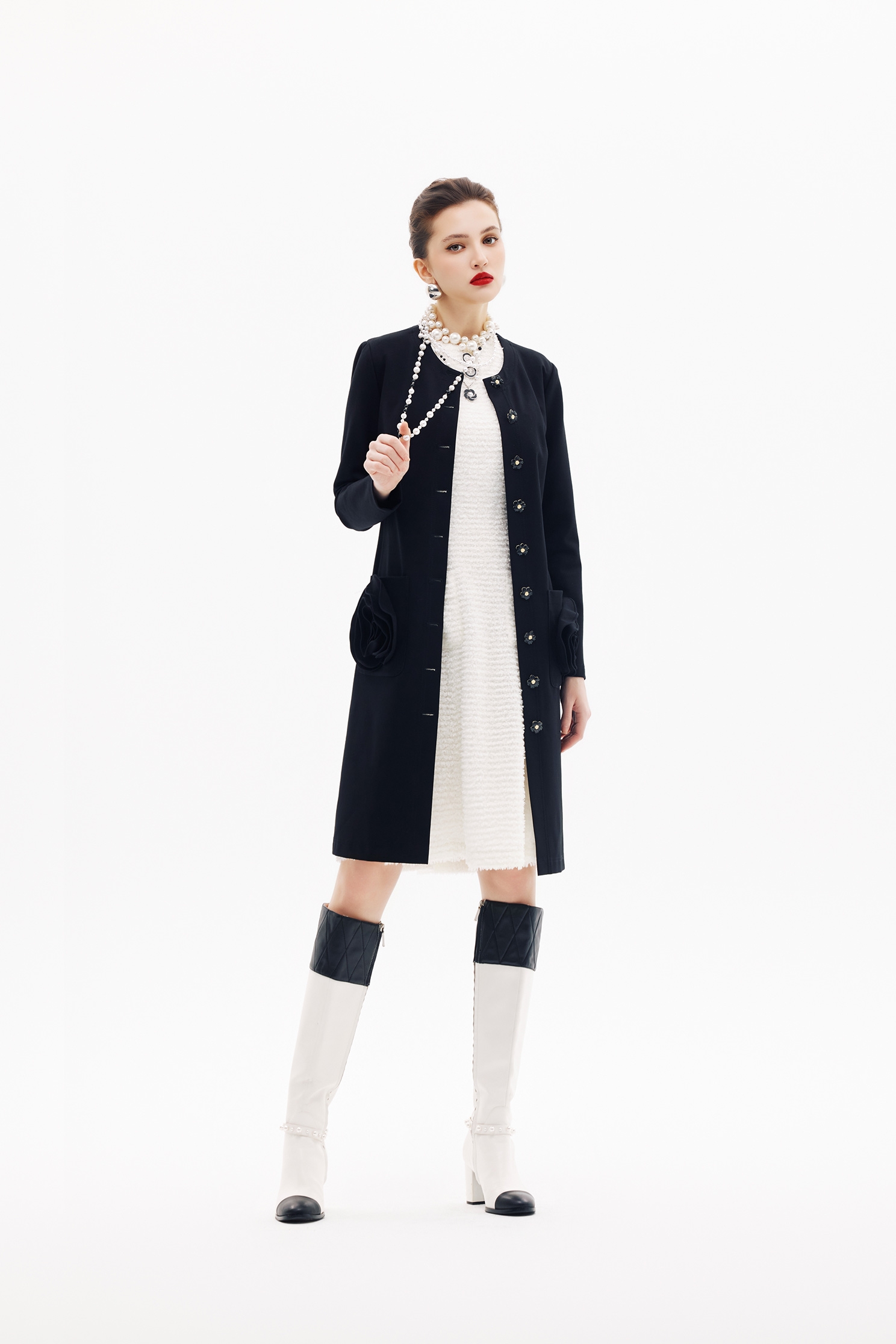 玫瑰繞花過膝長外套玫瑰繞花過膝長外套,一般外套,上班OL穿搭,外套,春夏穿搭,約會特輯,黑色外套