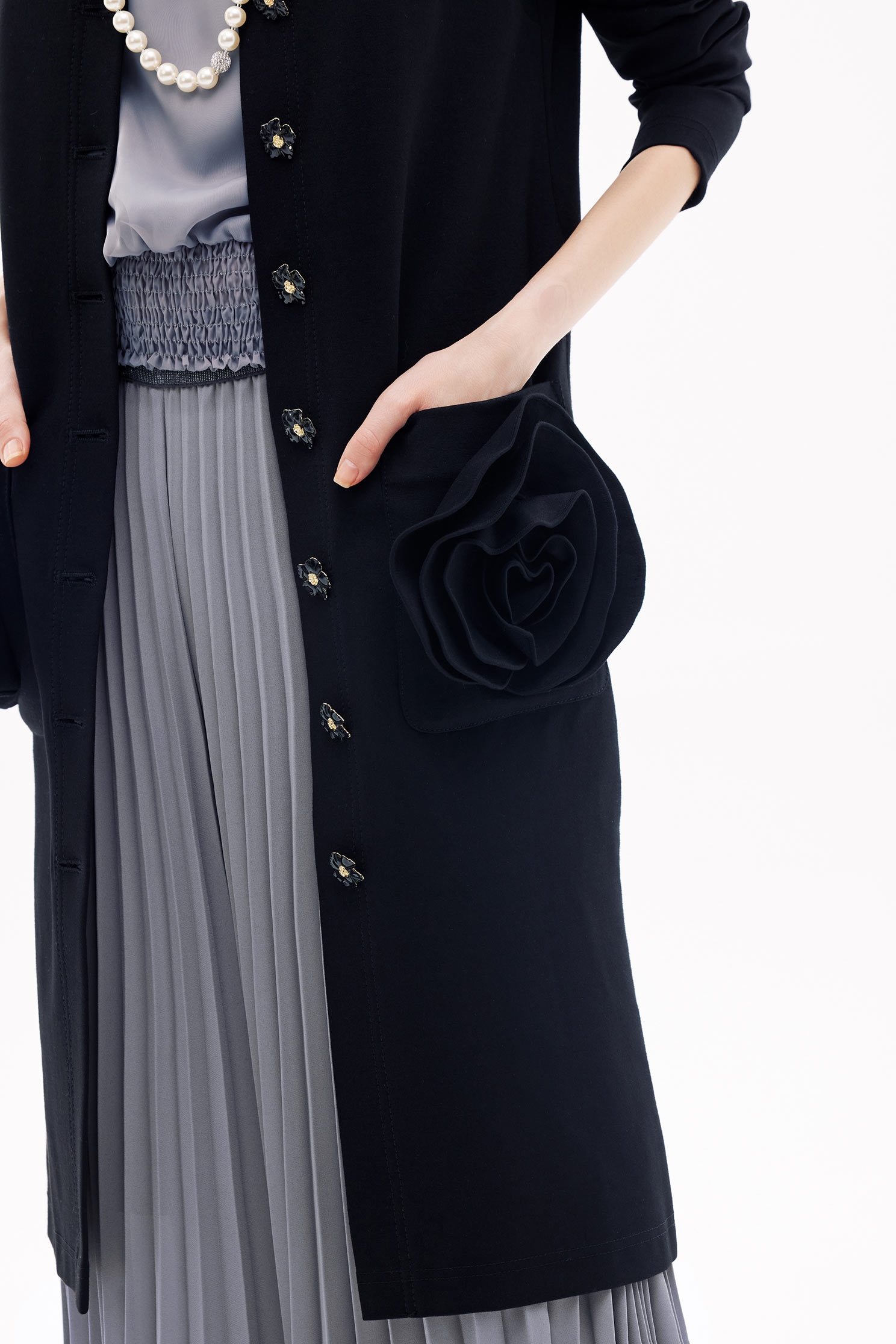 玫瑰繞花過膝長外套玫瑰繞花過膝長外套,一般外套,上班OL穿搭,外套,春夏穿搭,約會特輯,黑色外套