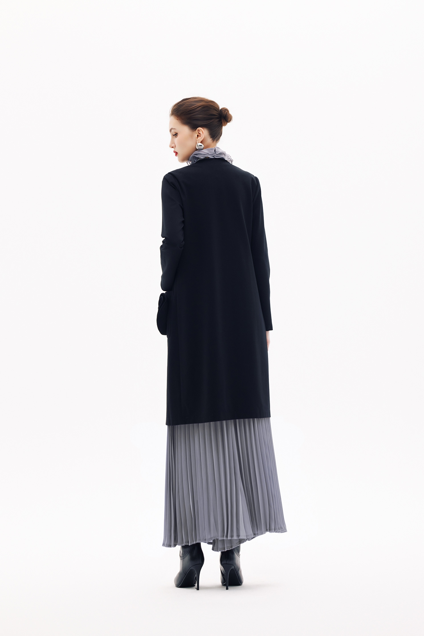 玫瑰繞花過膝長外套玫瑰繞花過膝長外套,一般外套,上班OL穿搭,外套,春夏穿搭,約會特輯,黑色外套