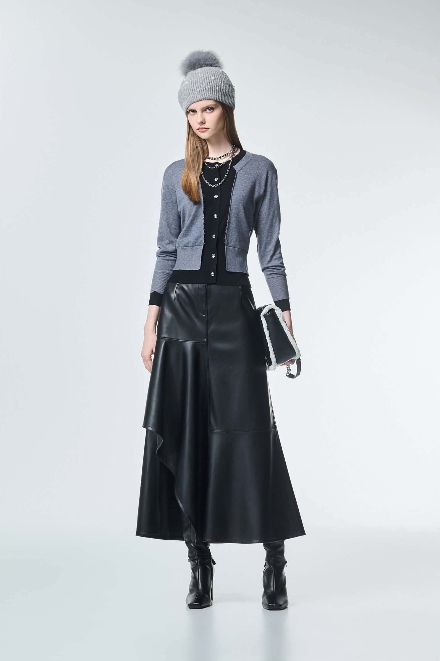 不對稱下擺仿皮長裙不對稱下擺仿皮長裙,上班OL穿搭,皮革,秋冬穿搭,約會特輯,長裙