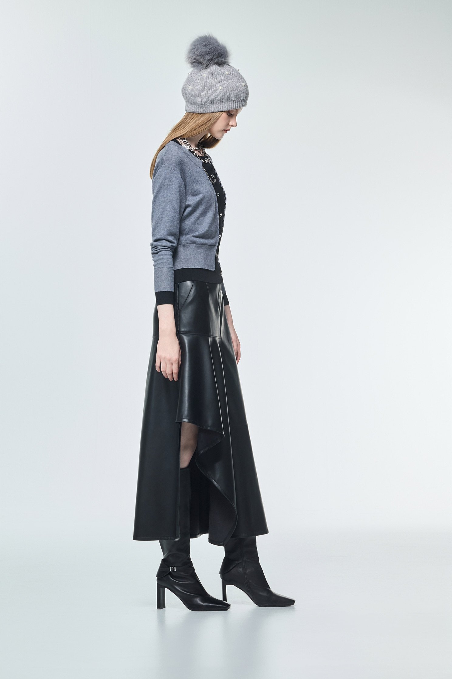 不對稱下擺仿皮長裙不對稱下擺仿皮長裙,上班OL穿搭,皮革,秋冬穿搭,約會特輯,長裙