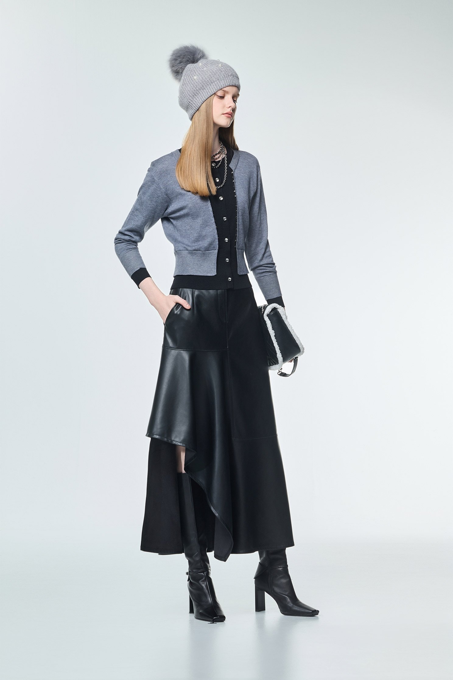 不對稱下擺仿皮長裙不對稱下擺仿皮長裙,上班OL穿搭,皮革,秋冬穿搭,約會特輯,長裙