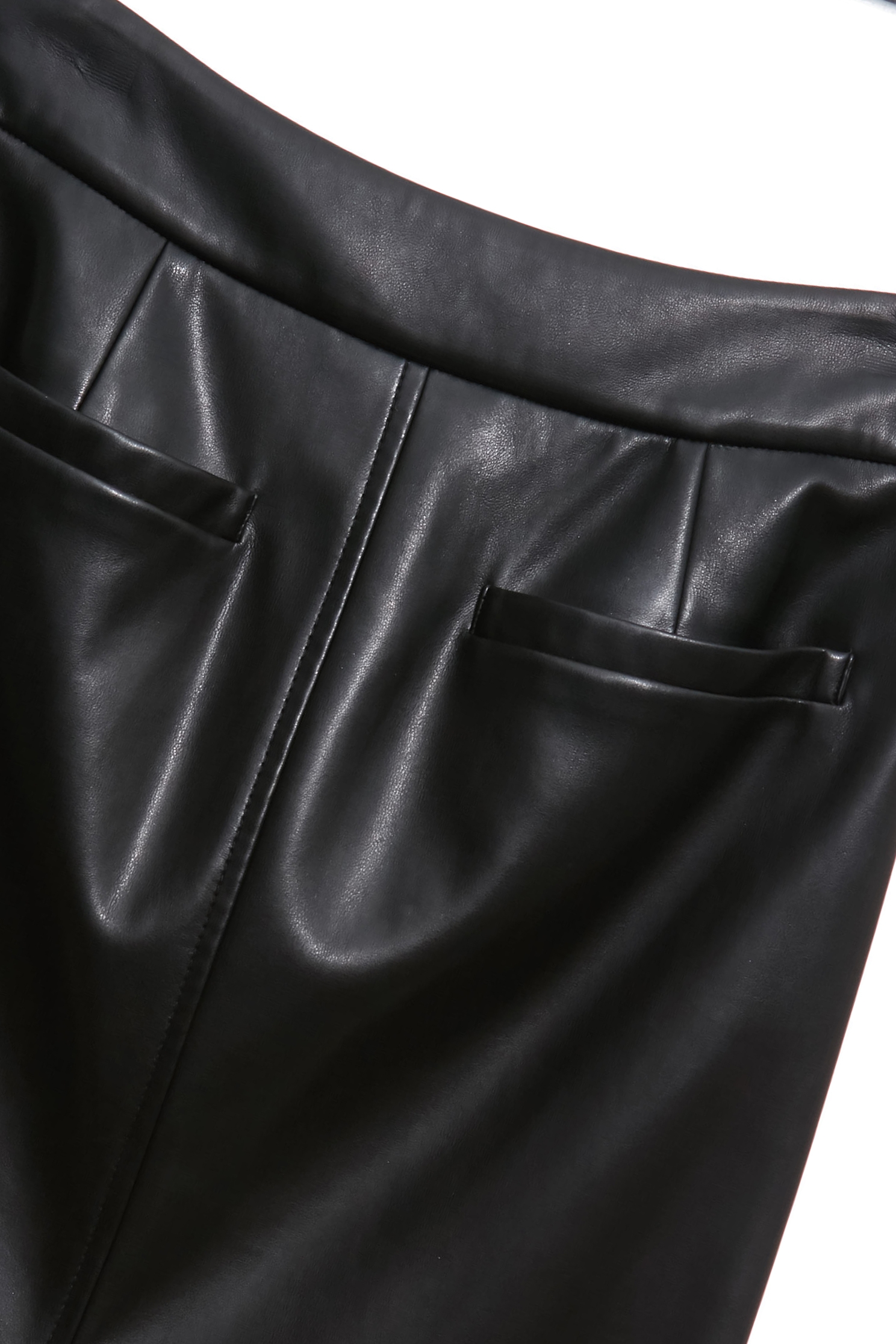 優雅黑皮革中長裙優雅黑皮革中長裙,上班OL穿搭,皮革,秋冬穿搭,約會特輯,長裙