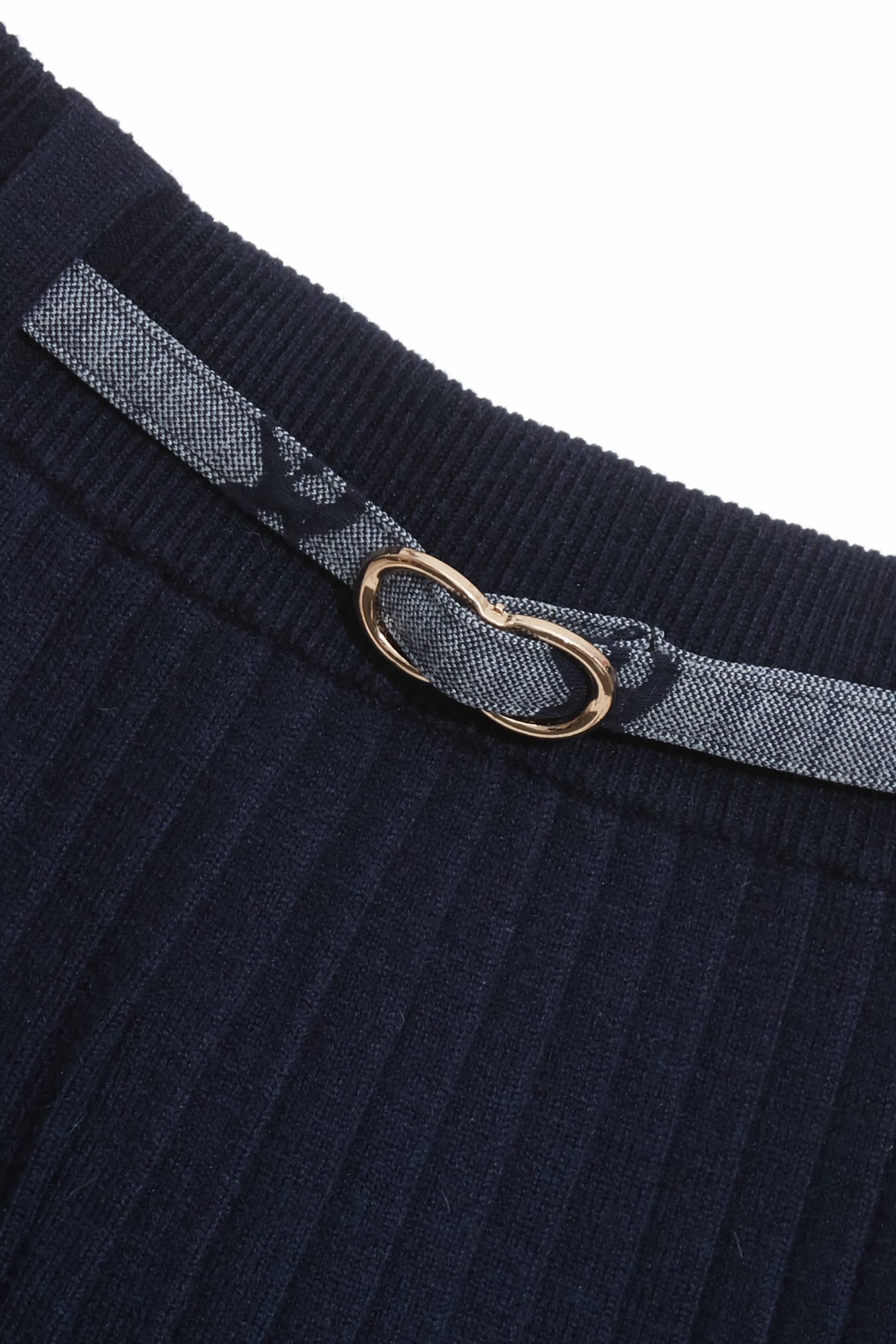 百摺造型針織短裙百摺造型針織短裙,上班OL穿搭,百摺裙,短裙,秋冬穿搭,約會特輯,腰帶,針織