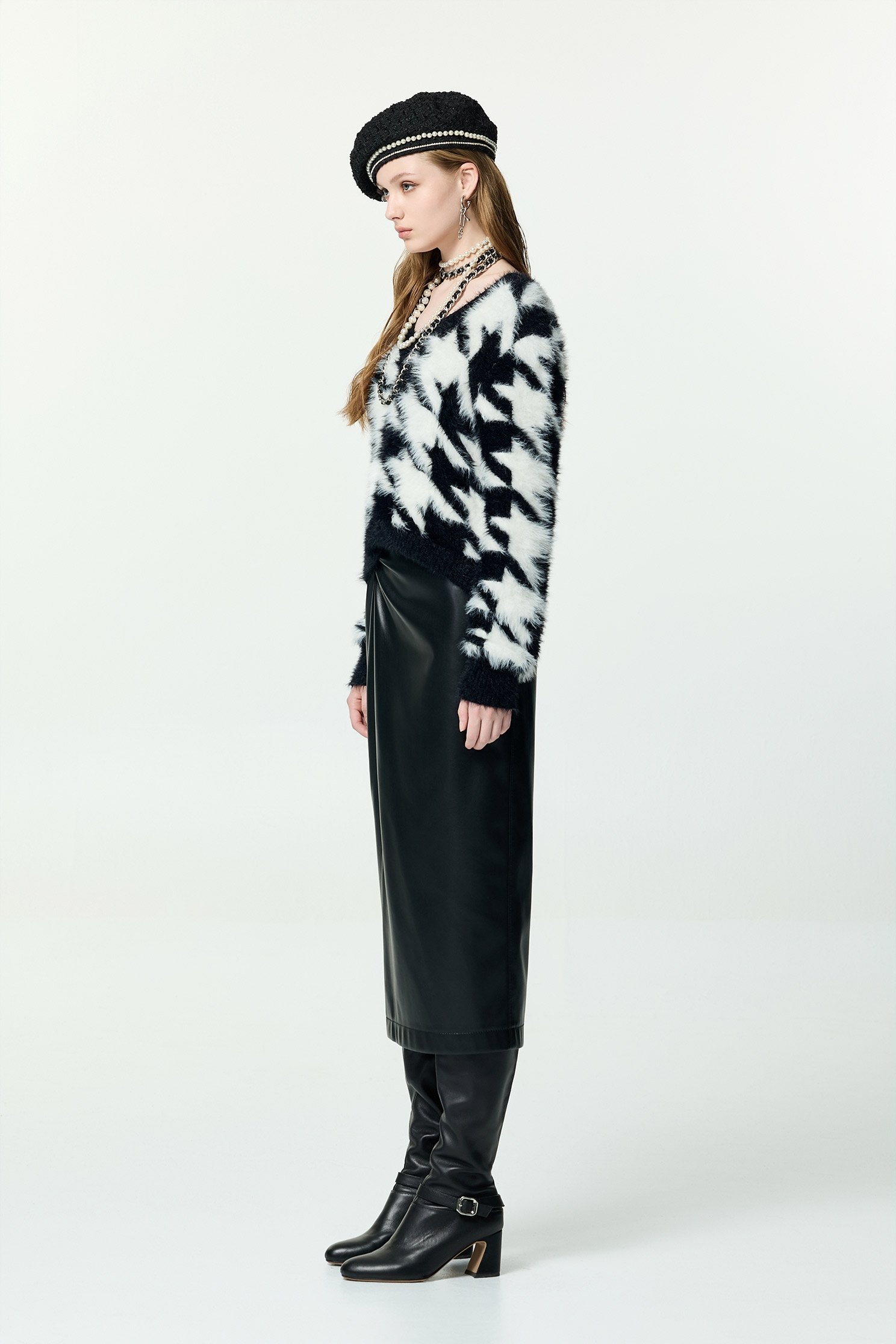 光澤軟皮革抓皺設計中長窄裙光澤軟皮革抓皺設計中長窄裙,上班OL穿搭,派對特輯,皮革,秋冬穿搭,窄裙,約會特輯,長裙