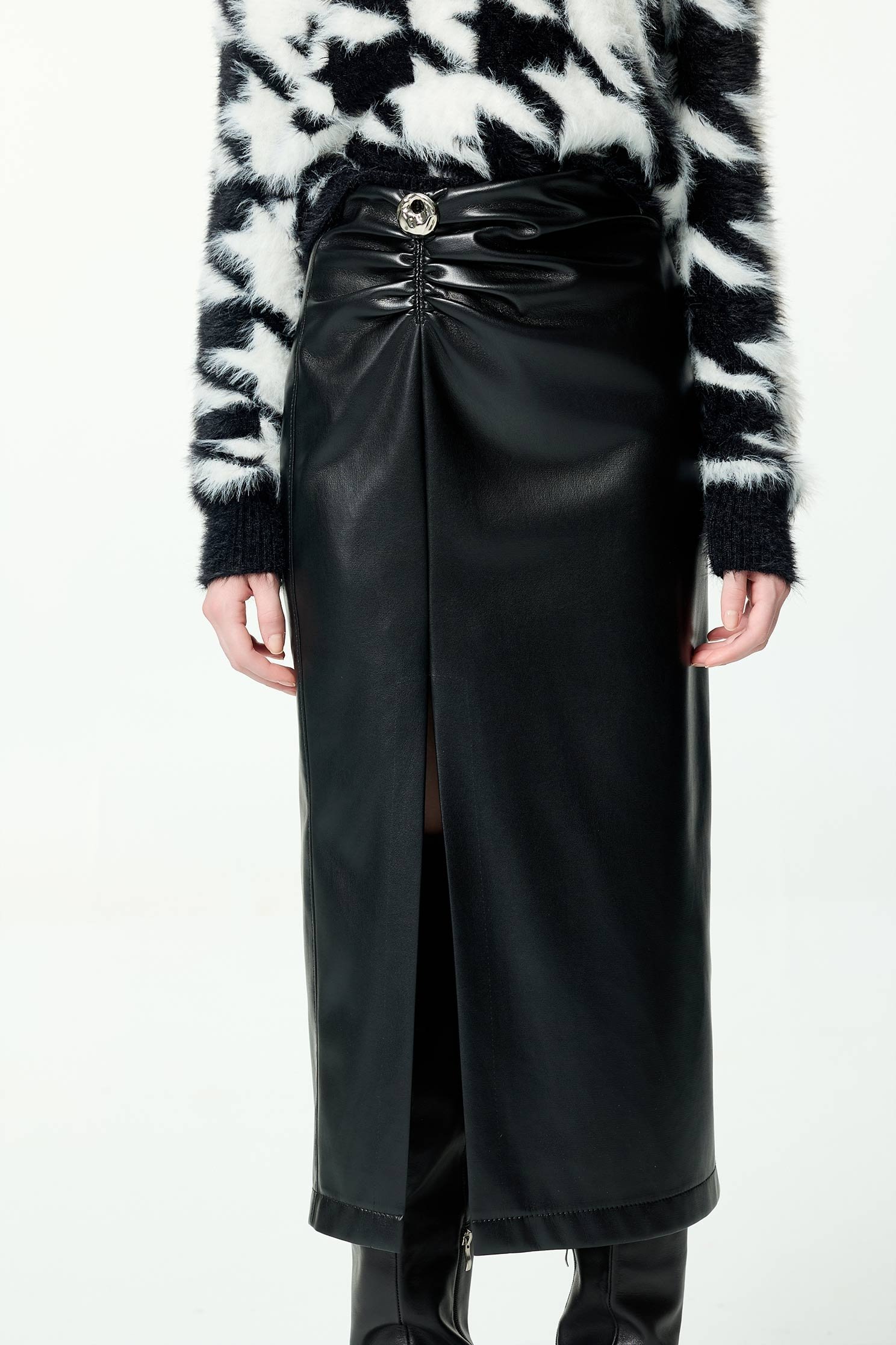 光澤軟皮革抓皺設計中長窄裙光澤軟皮革抓皺設計中長窄裙,上班OL穿搭,派對特輯,皮革,秋冬穿搭,窄裙,約會特輯,長裙