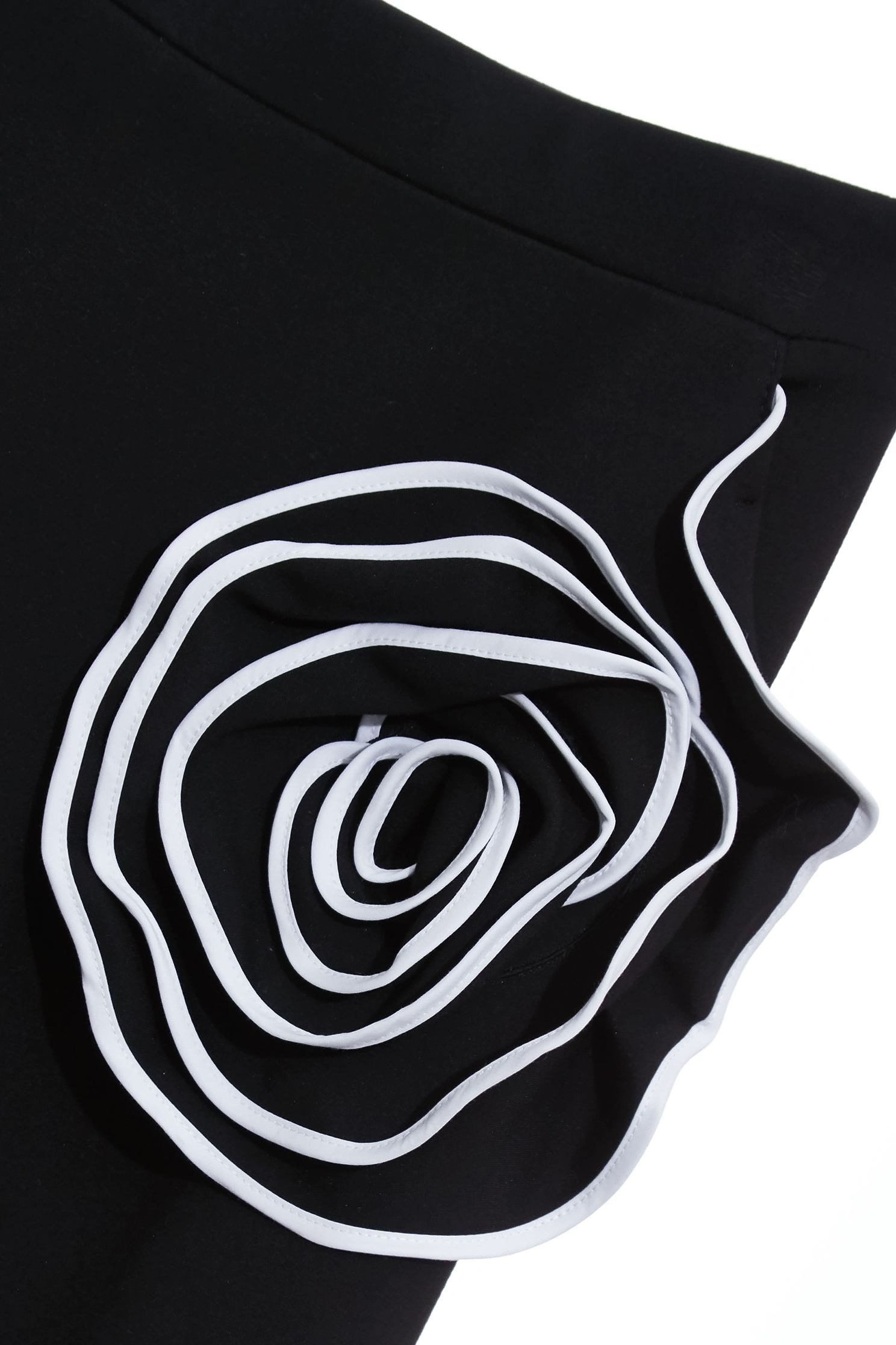 鑲色邊手工繞花中長展裙鑲色邊手工繞花中長展裙,上班OL穿搭,春夏穿搭,約會特輯,長裙,黑色裙子