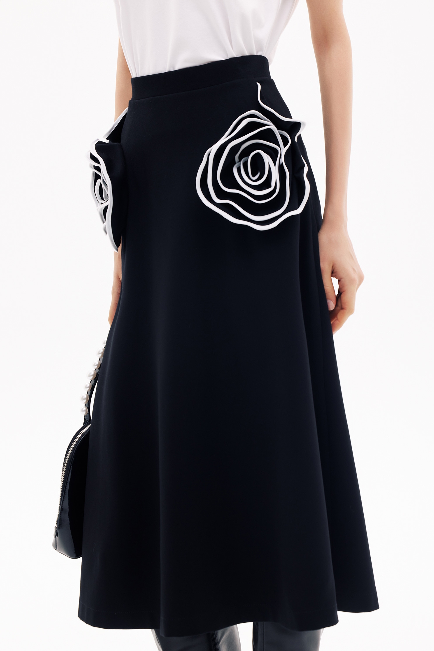 鑲色邊手工繞花中長展裙鑲色邊手工繞花中長展裙,上班OL穿搭,春夏穿搭,約會特輯,長裙,黑色裙子