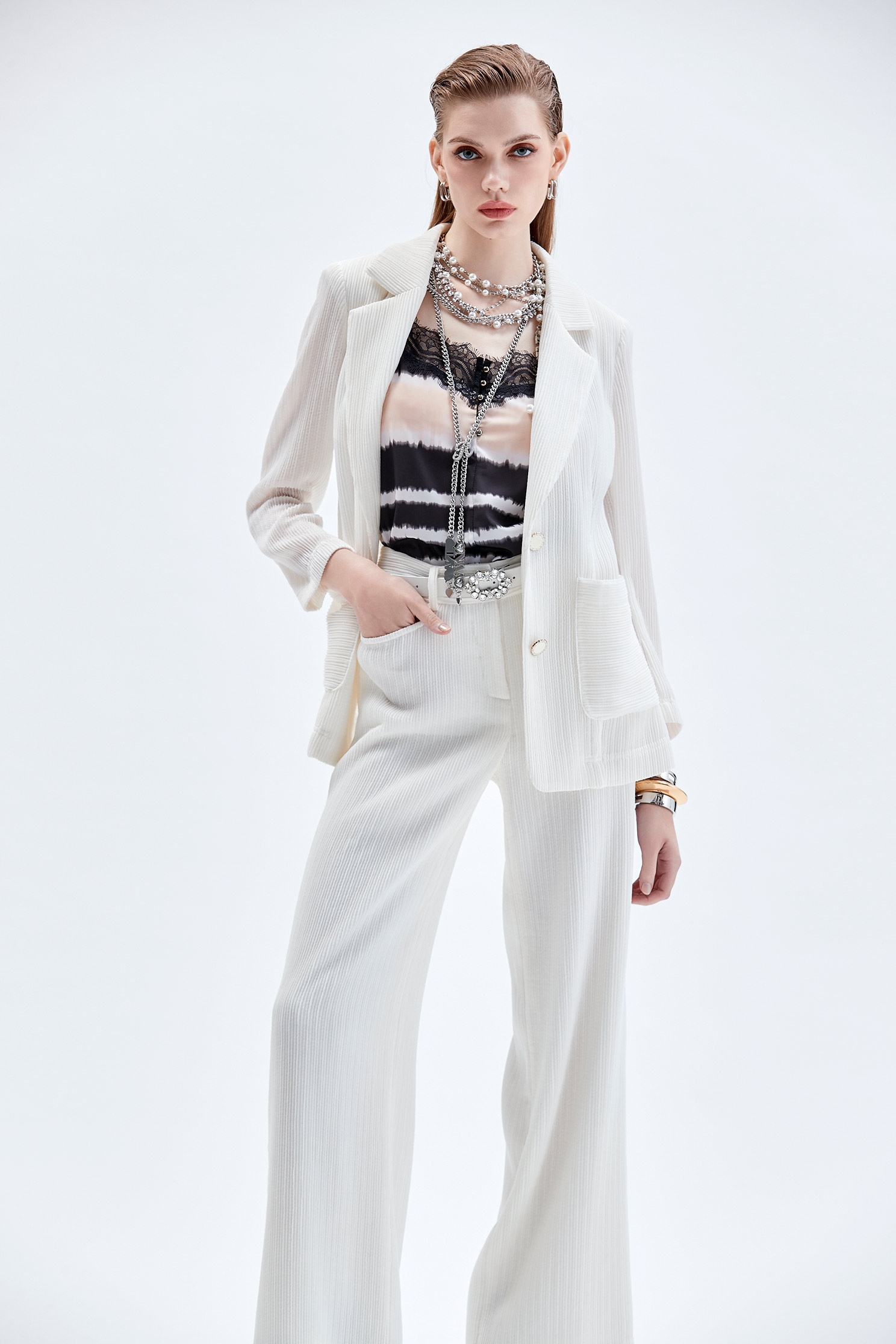 奶白色彈性坑條直筒寬褲Wide Leg White Pants,上班OL穿搭,寬褲,時髦成套搭配,白色褲子,白色長褲,秋冬穿搭,褲子