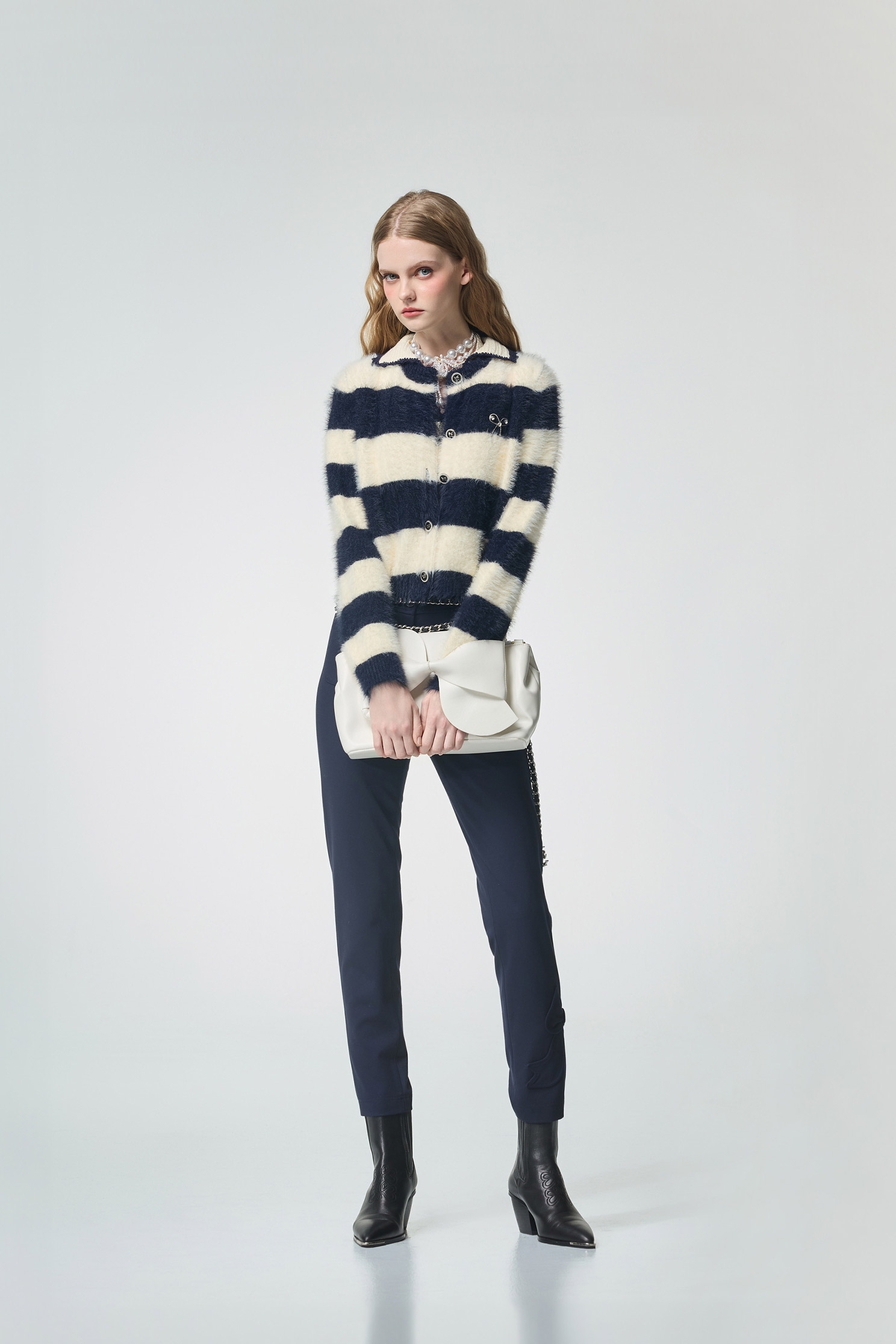 濃厚靛藍蝴蝶結造型長褲濃厚靛藍蝴蝶結造型長褲,上班OL穿搭,秋冬穿搭,窄管褲,蝴蝶結,褲子,長褲