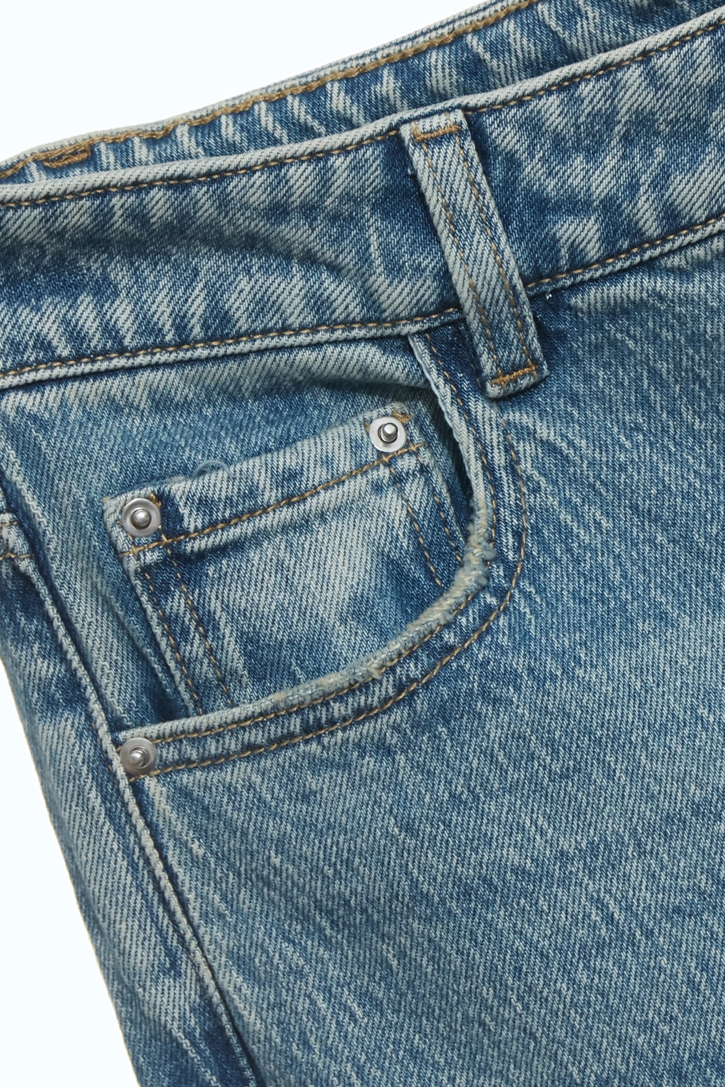 愛心刺繡造型口袋牛仔褲愛心刺繡造型口袋牛仔褲,上班OL穿搭,刺繡,牛仔,牛仔褲,秋冬穿搭,約會特輯,蝴蝶結