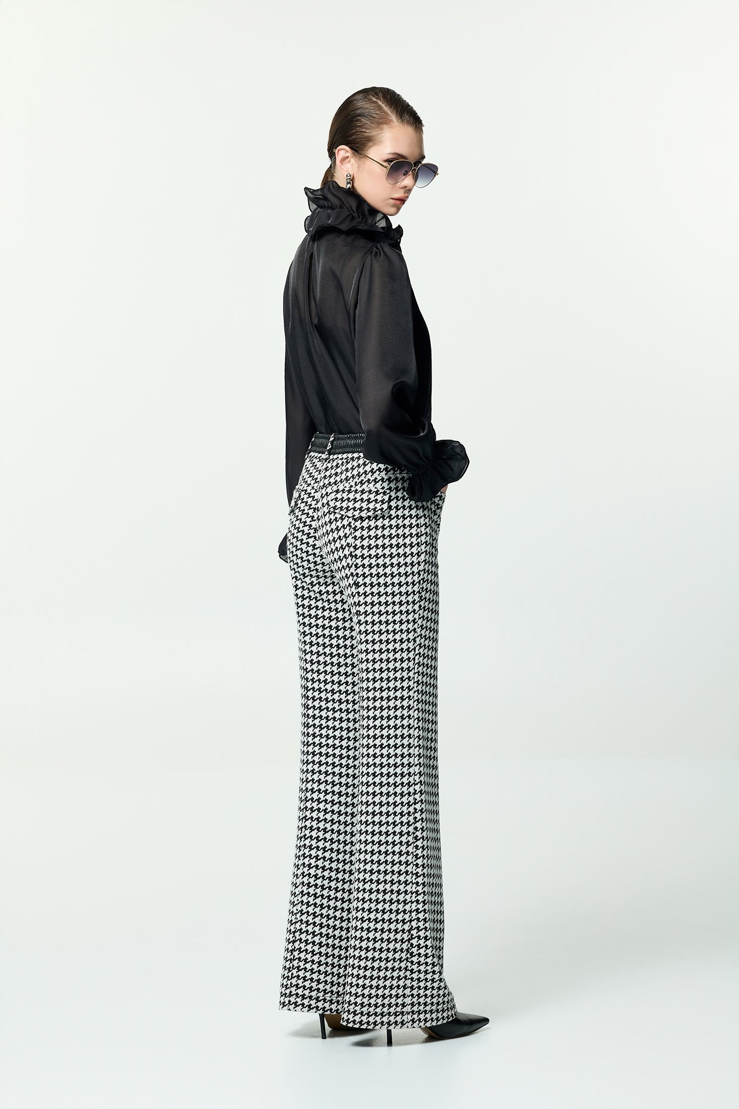 黑白千鳥無拉鏈彈性顯瘦神褲黑白千鳥無拉鏈彈性顯瘦神褲,上班OL穿搭,喇叭褲,時髦成套搭配,秋冬穿搭,褲子,針織