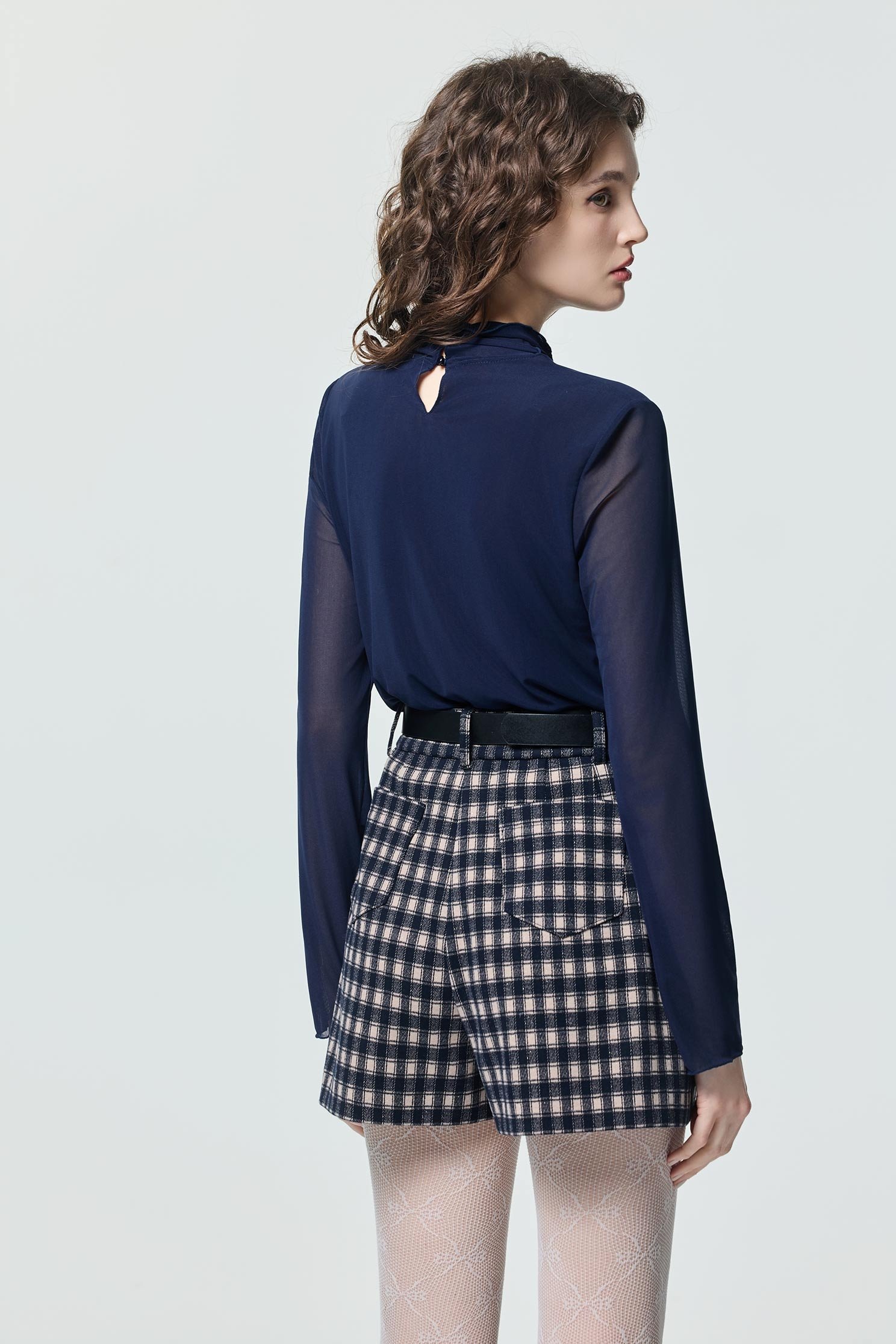 海軍藍閃光格紋短褲海軍藍閃光格紋短褲,上班OL穿搭,春夏穿搭,時髦成套搭配,格紋,短褲,約會特輯