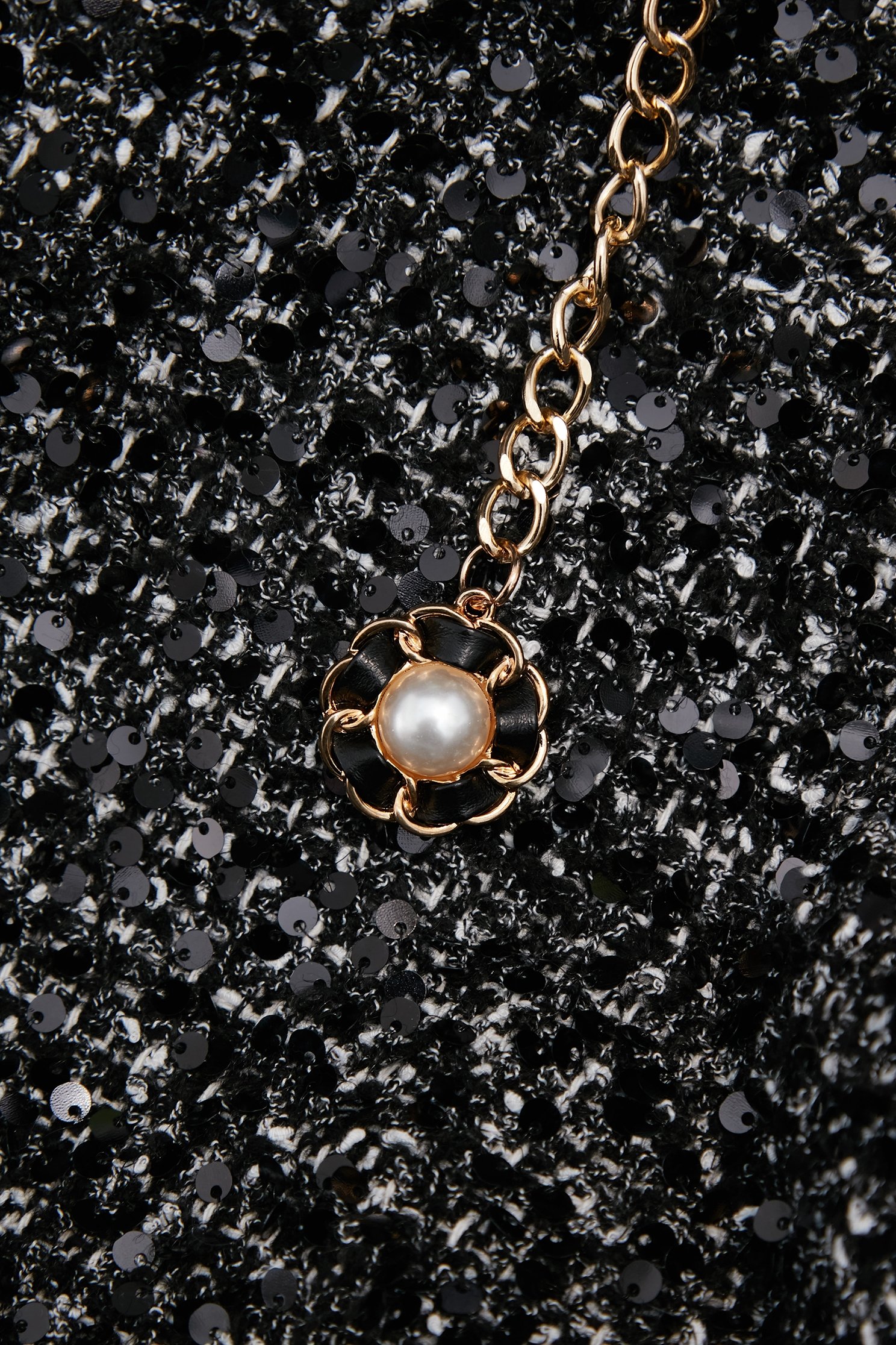 花呢紗崁亮片八分褲花呢紗崁亮片八分褲,上班OL穿搭,寬褲,春夏穿搭,派對特輯,珍珠,褲子,黑色褲子