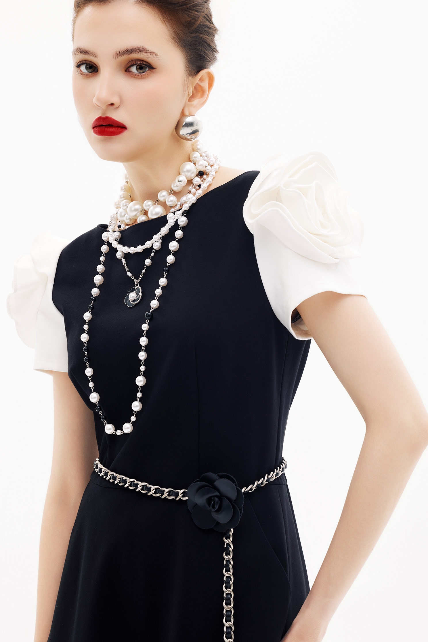 黑白拼色立體繞花洋裝黑白拼色立體繞花洋裝,一般洋裝,人氣商品,春夏穿搭,洋裝特輯,黑色洋裝