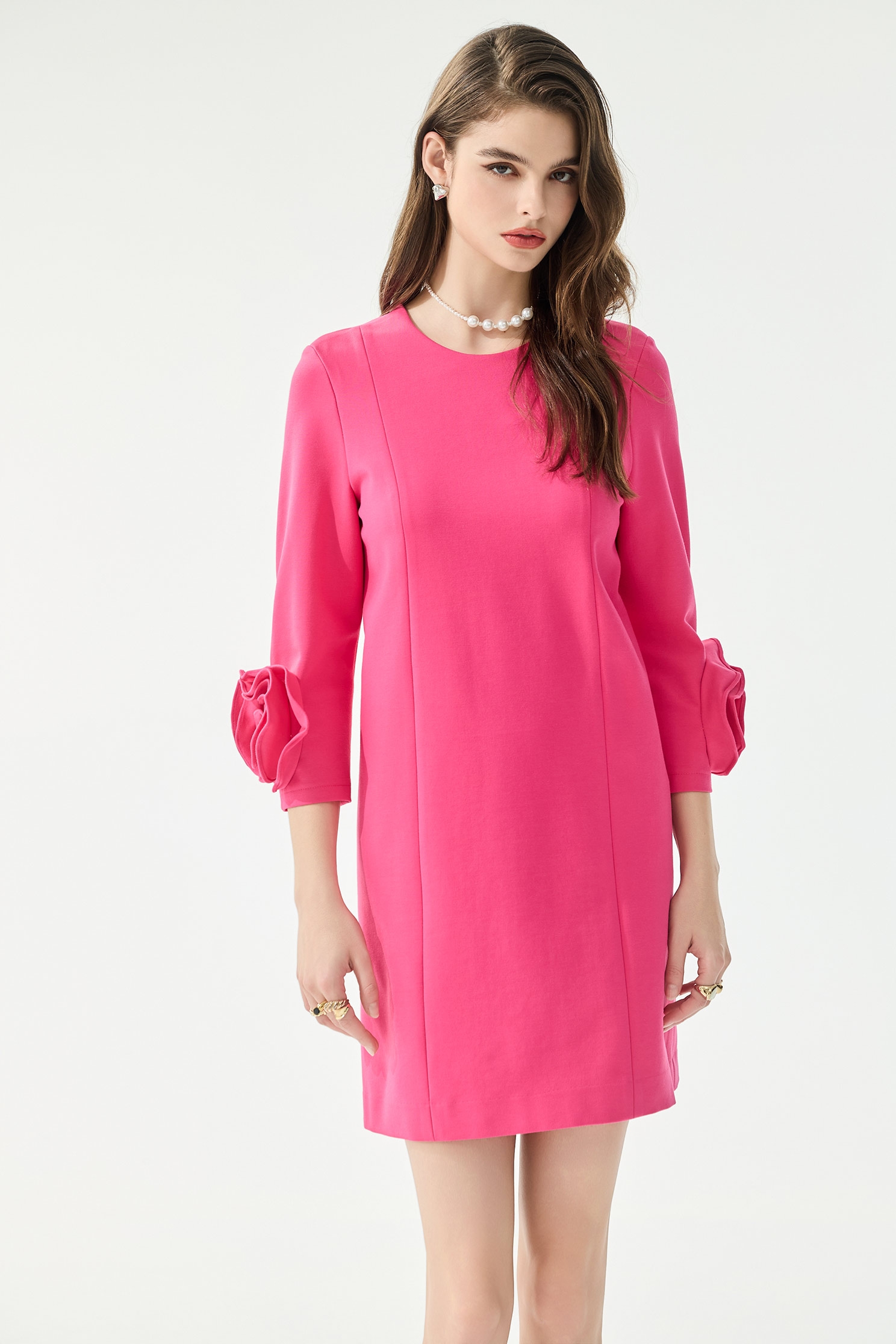 玫瑰繞花袖直筒短洋裝玫瑰繞花袖直筒短洋裝,一般洋裝,春夏穿搭,洋裝特輯,簡約穿搭,黑色洋裝