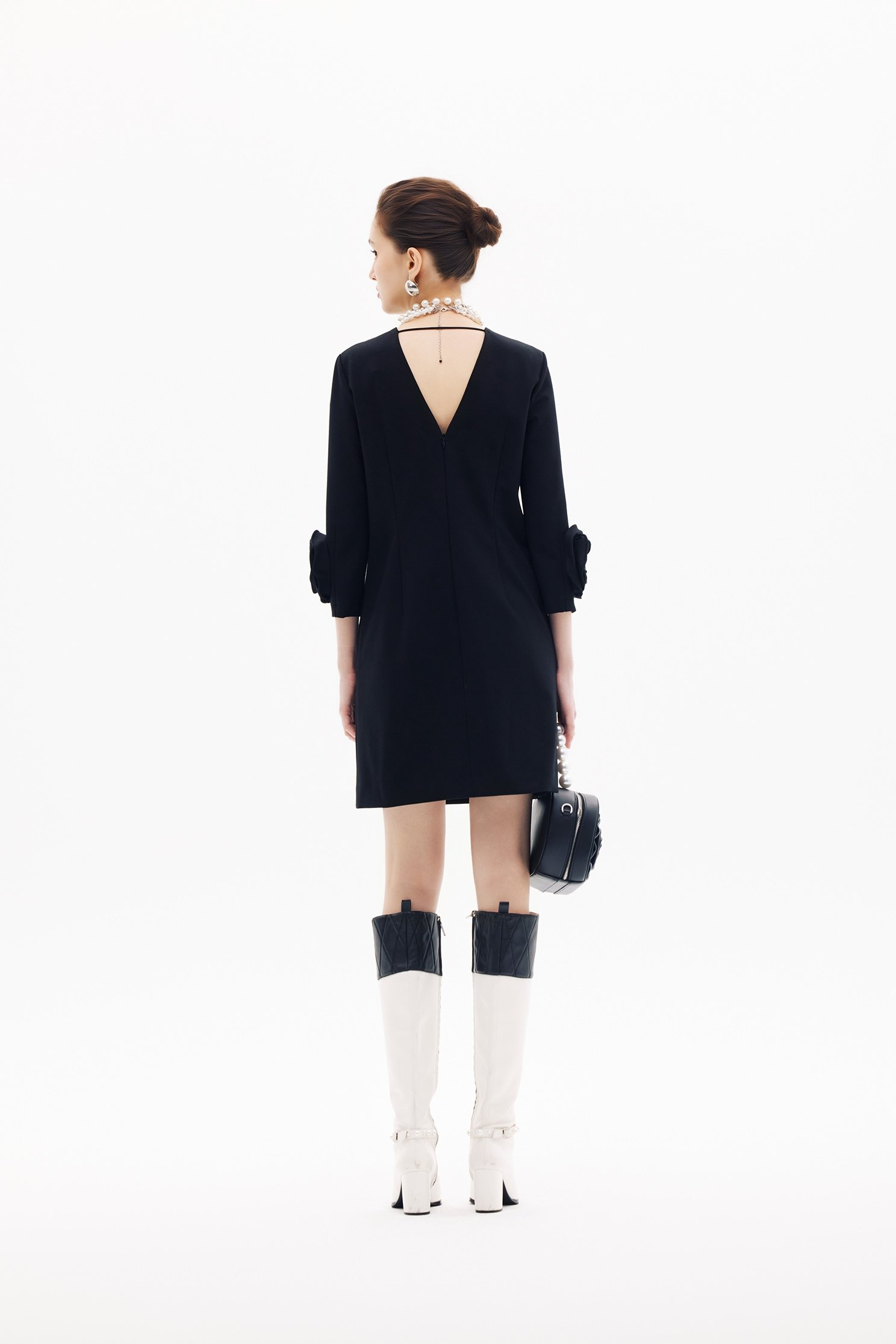 玫瑰繞花袖直筒短洋裝玫瑰繞花袖直筒短洋裝,一般洋裝,春夏穿搭,洋裝特輯,簡約穿搭,黑色洋裝