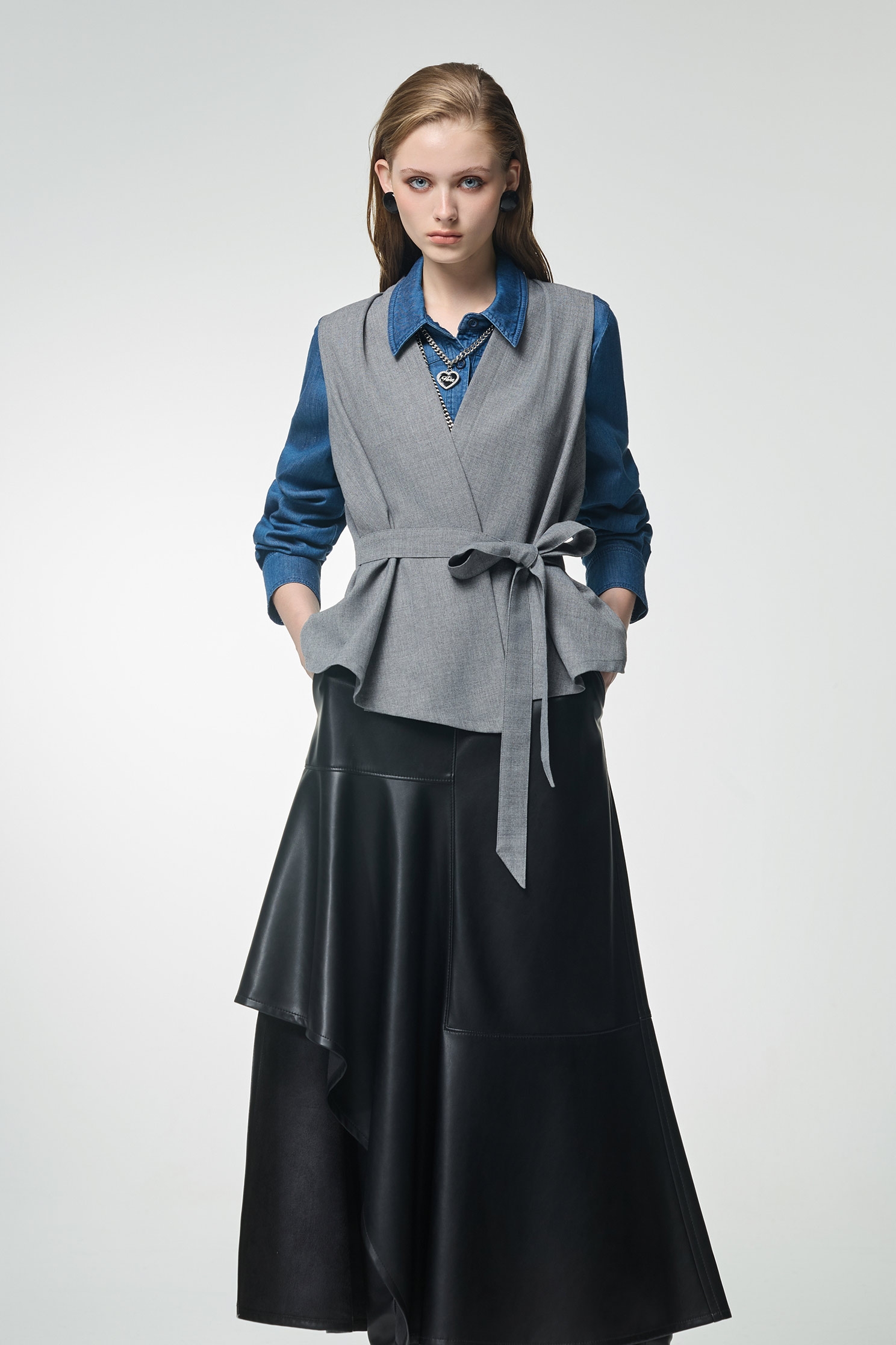 安靜灰背心式綁帶外套安靜灰背心式綁帶外套,一般背心,一般背心馬甲,上班OL穿搭,外套,時髦成套搭配,無袖背心,秋冬穿搭,背心