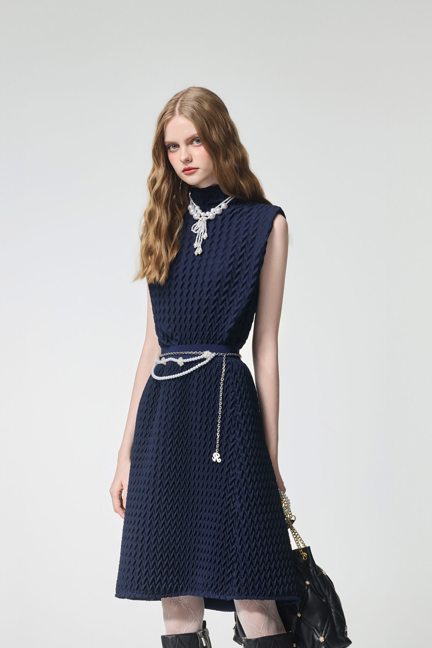 濃厚靛藍立體壓摺上衣濃厚靛藍立體壓摺上衣,上班OL穿搭,上衣,無袖背心,秋冬穿搭,約會特輯,背心