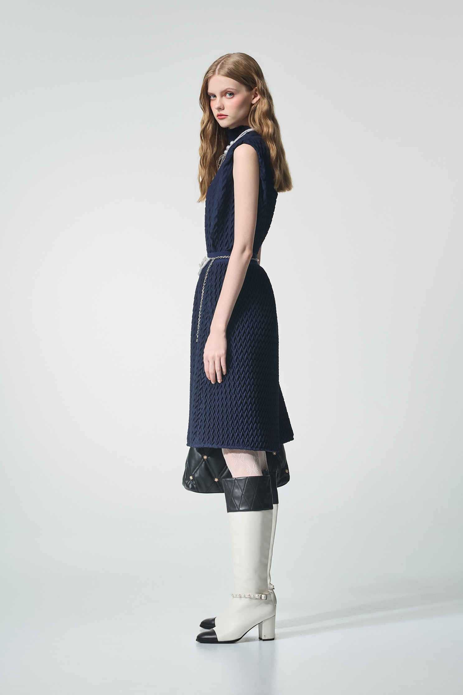 濃厚靛藍立體壓摺上衣濃厚靛藍立體壓摺上衣,上班OL穿搭,上衣,無袖背心,秋冬穿搭,約會特輯,背心