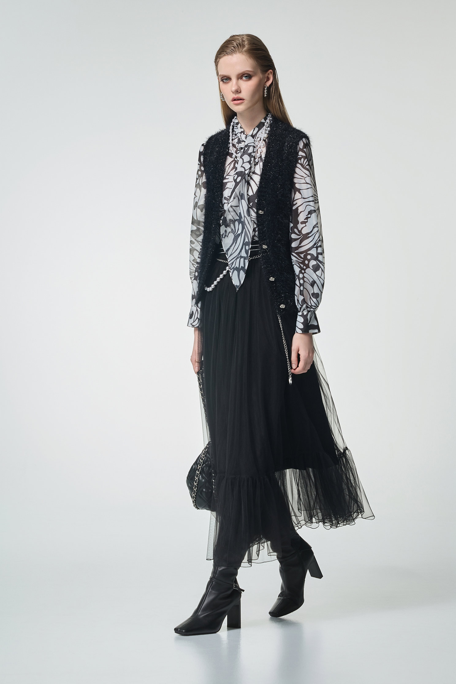 亮黑蔥紗V領針織背心亮黑蔥紗V領針織背心,一般背心,一般背心馬甲,上班OL穿搭,秋冬穿搭,約會特輯,背心,針織,針織背心