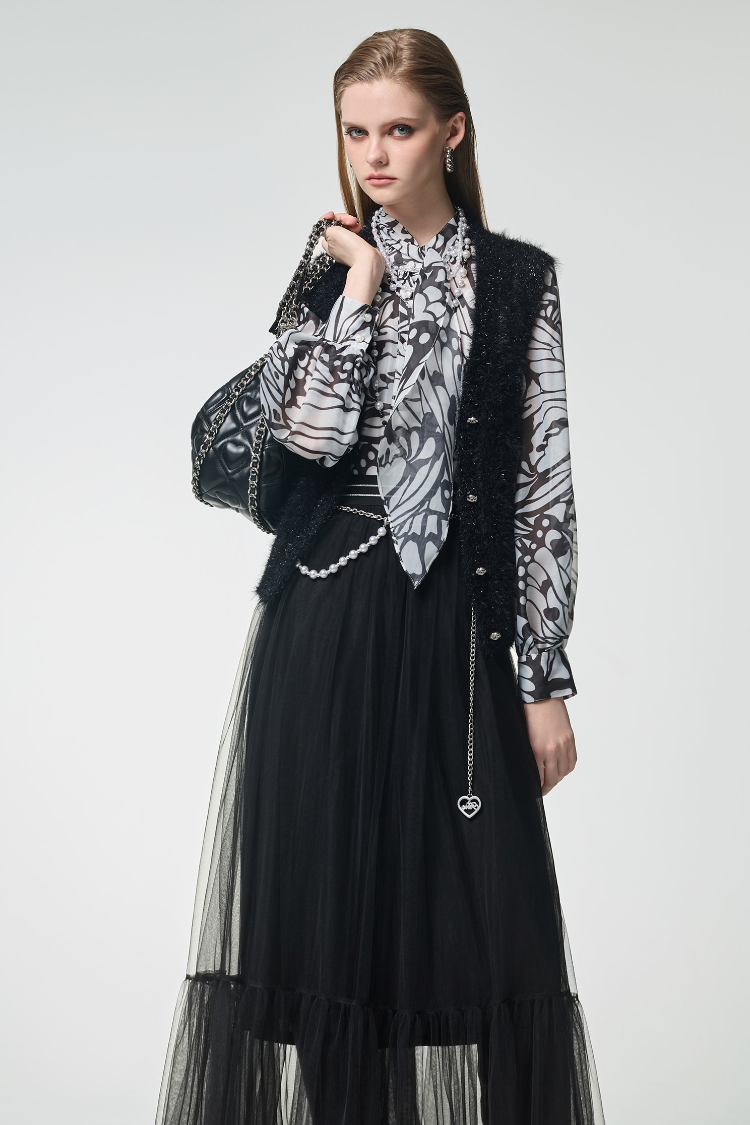 亮黑蔥紗V領針織背心亮黑蔥紗V領針織背心,一般背心,一般背心馬甲,上班OL穿搭,秋冬穿搭,約會特輯,背心,針織,針織背心