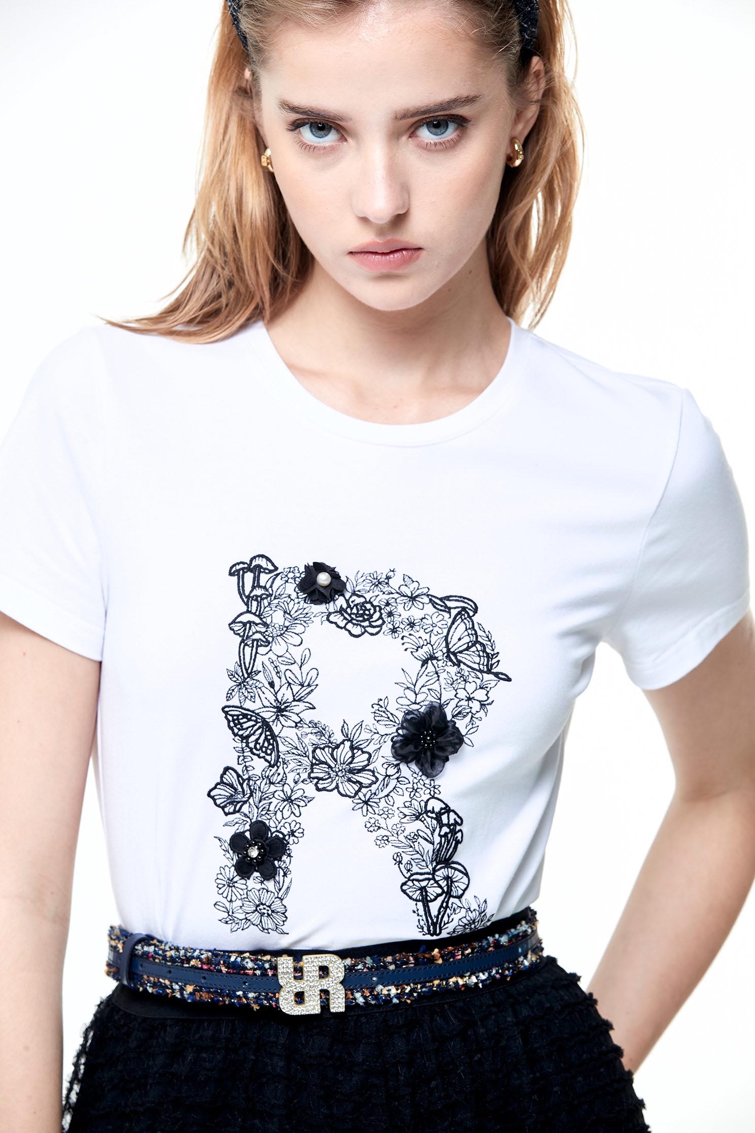 R字刺繡造型T恤上衣R字刺繡造型T恤上衣,T-Shirt,上衣,人氣商品,刺繡,白色上衣,秋冬穿搭