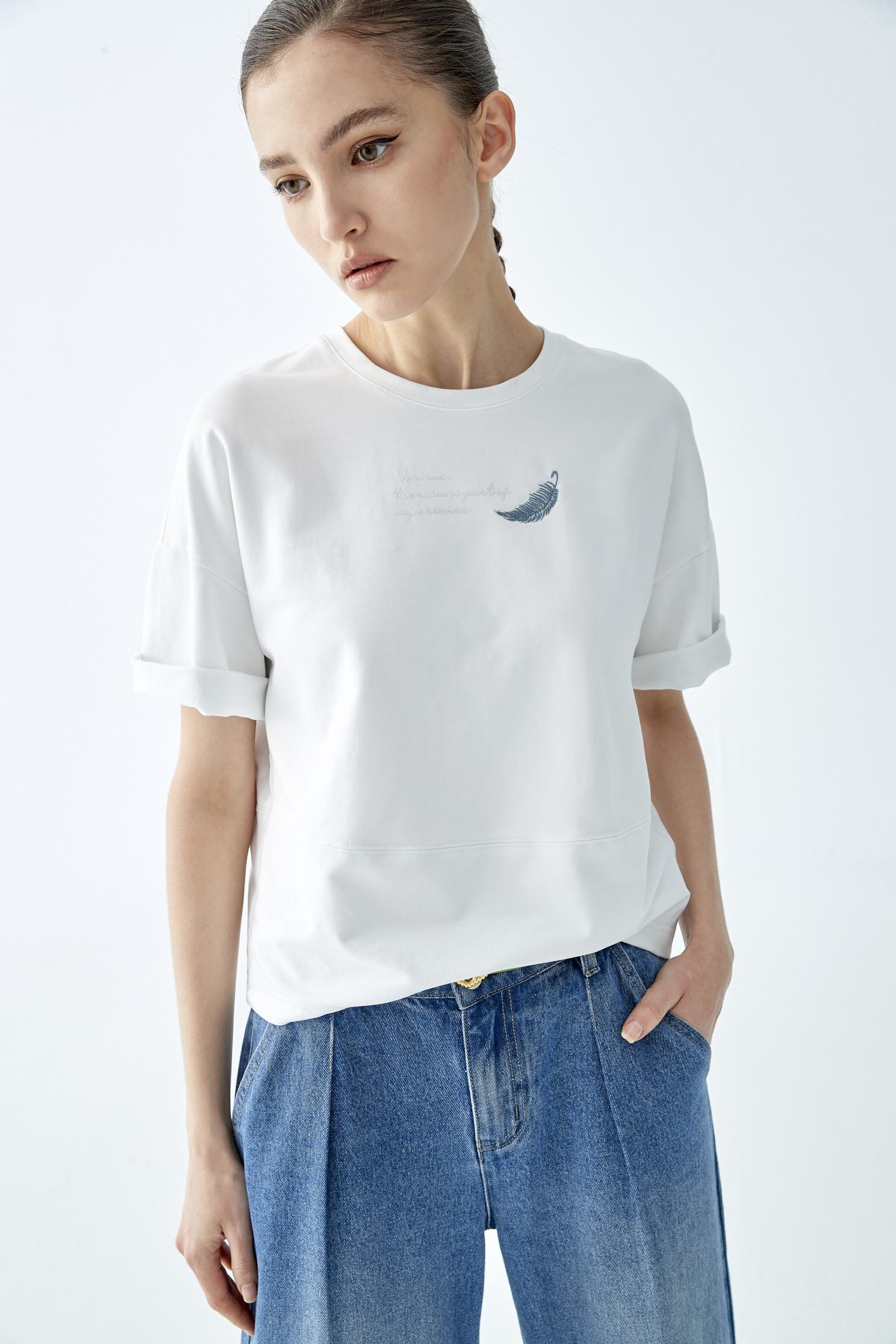 羽毛刺繡T恤上衣羽毛刺繡T恤上衣,T-Shirt,上衣,刺繡,圓領上衣,春夏穿搭,白色上衣,純棉,舒適主義