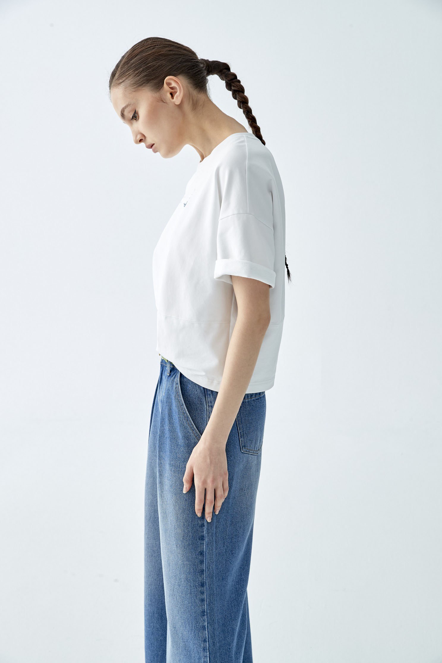 羽毛刺繡T恤上衣羽毛刺繡T恤上衣,T-Shirt,上衣,刺繡,圓領上衣,春夏穿搭,白色上衣,純棉,舒適主義