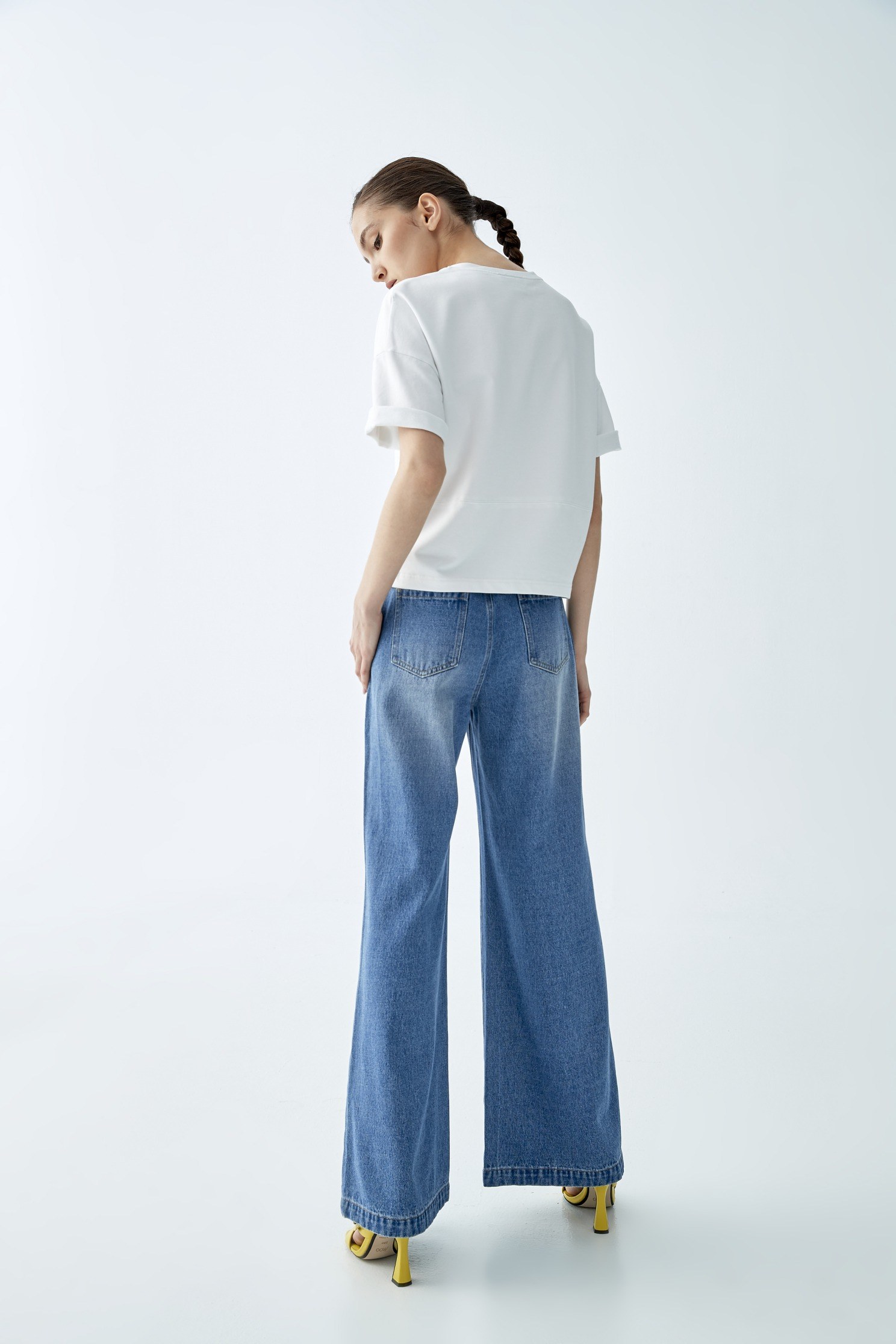 羽毛刺繡T恤上衣羽毛刺繡T恤上衣,T-Shirt,上衣,刺繡,圓領上衣,春夏穿搭,白色上衣,純棉,舒適主義