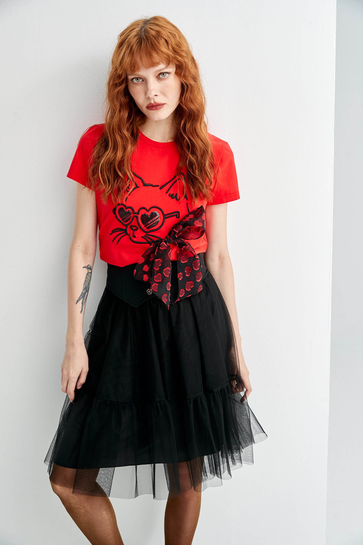 戴眼鏡貓咪刺繡T恤上衣戴眼鏡貓咪刺繡T恤上衣,T-Shirt,上衣,刺繡,秋冬穿搭,蝴蝶結,開運紅