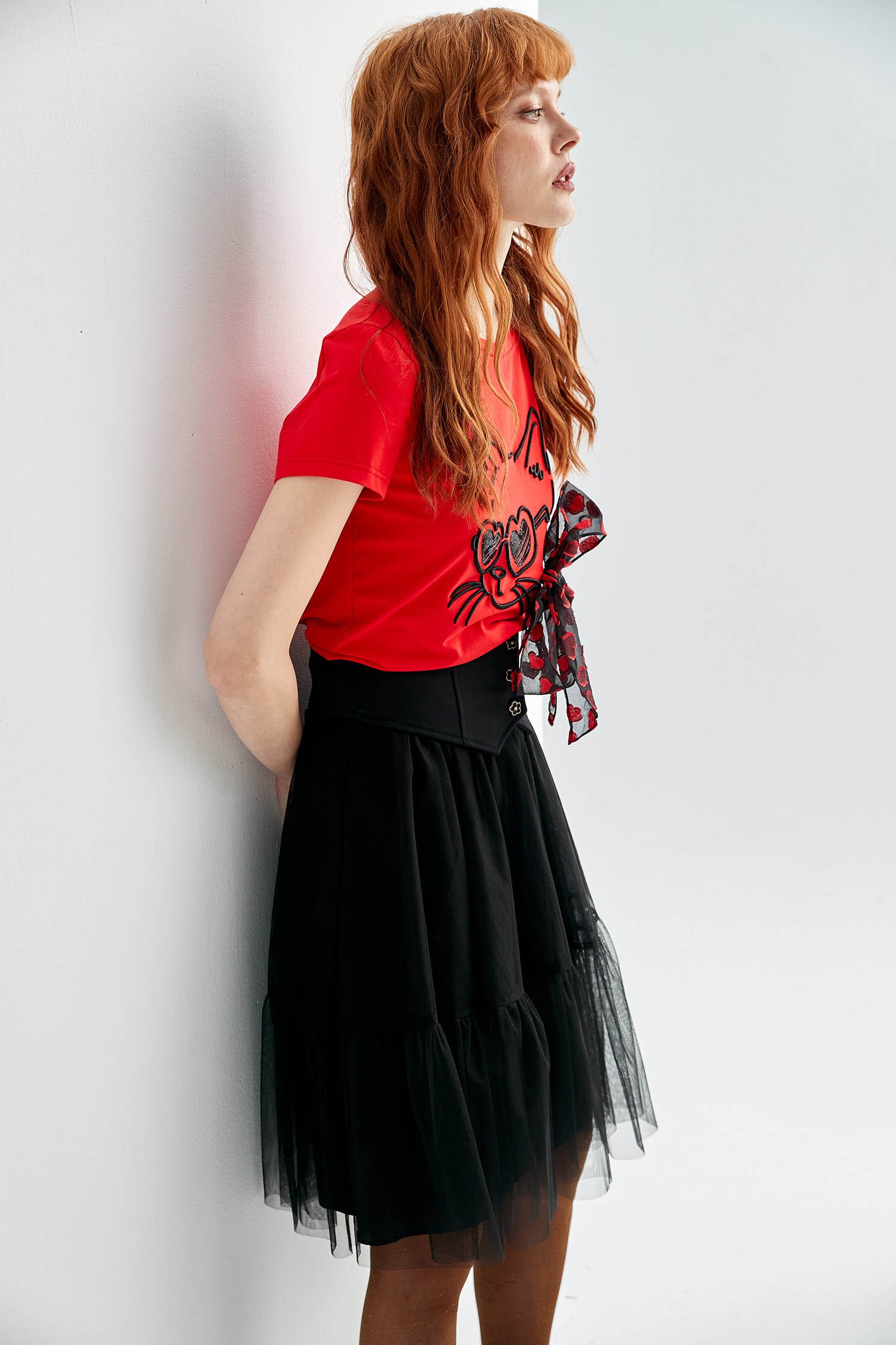 戴眼鏡貓咪刺繡T恤上衣戴眼鏡貓咪刺繡T恤上衣,T-Shirt,上衣,刺繡,秋冬穿搭,蝴蝶結,開運紅