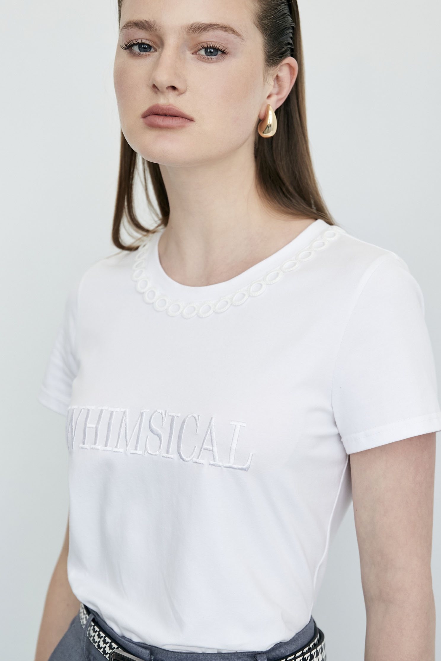 領口花邊繡花T恤領口花邊繡花T恤,T-Shirt,上衣,白色上衣,秋冬穿搭,純棉,繡花