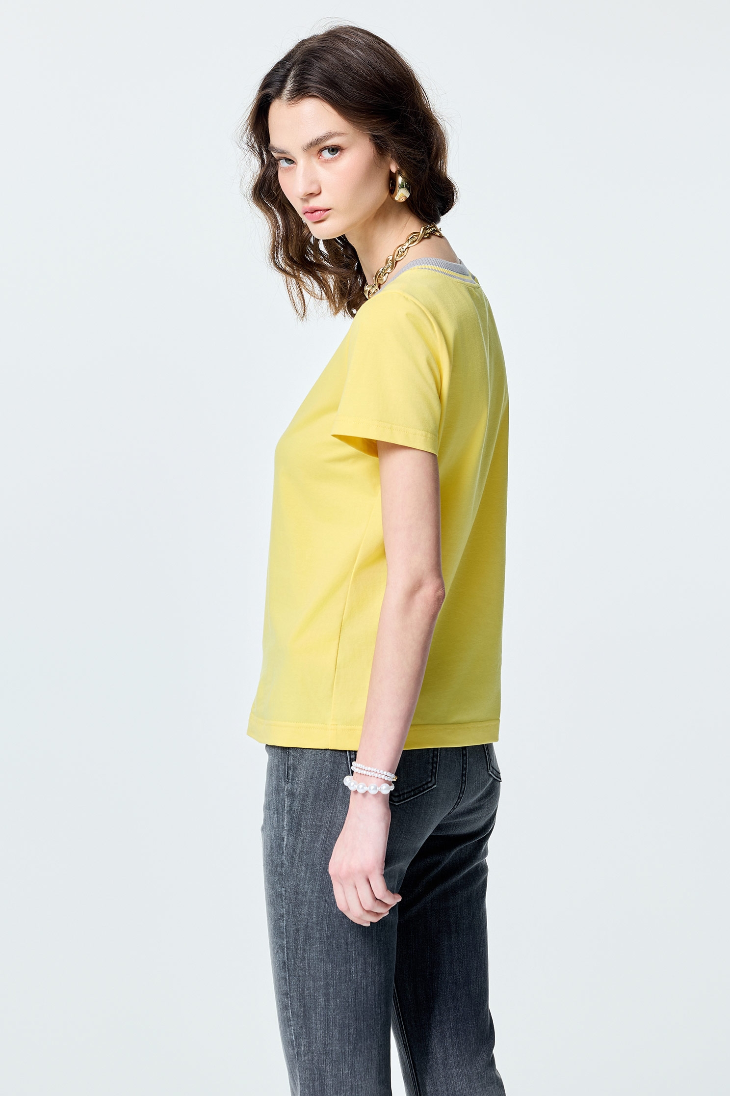 撞色羅紋領陽光黃T撞色羅紋領陽光黃T,T-Shirt,春夏穿搭,純棉,繡花,輕奢度假
