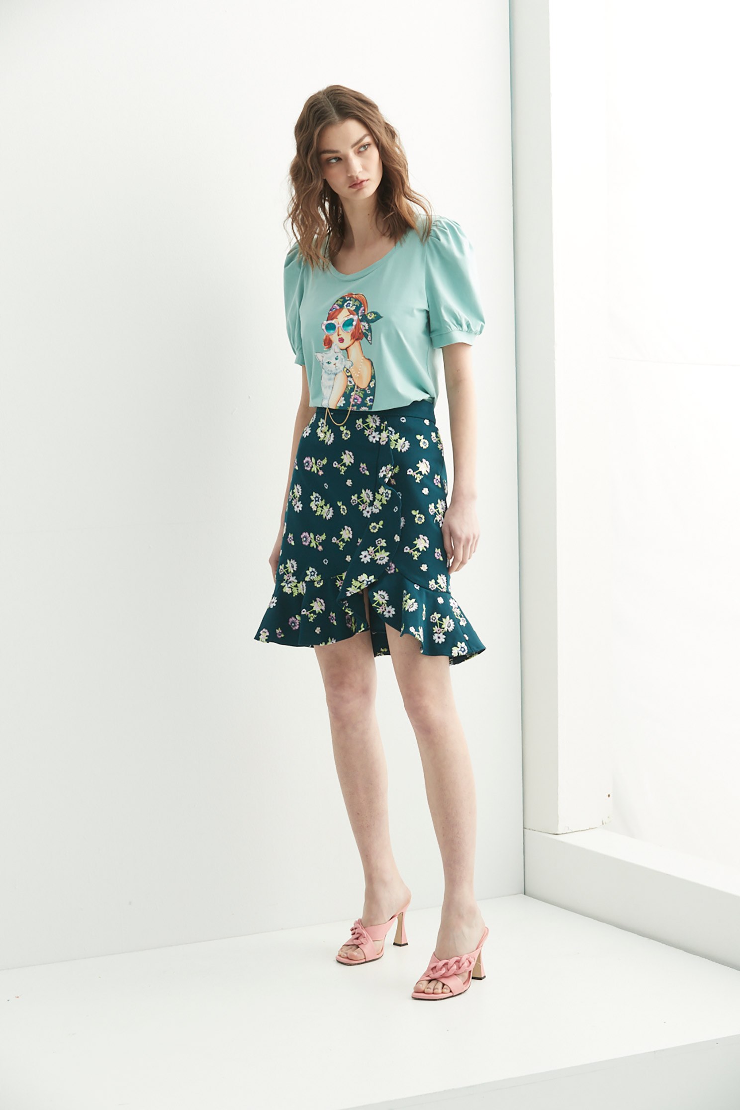 美人抱貓咪印花T恤上衣美人抱貓咪印花T恤上衣,T-Shirt,T恤,上衣,春夏穿搭,珍珠,約會特輯,輕奢度假,項鍊
