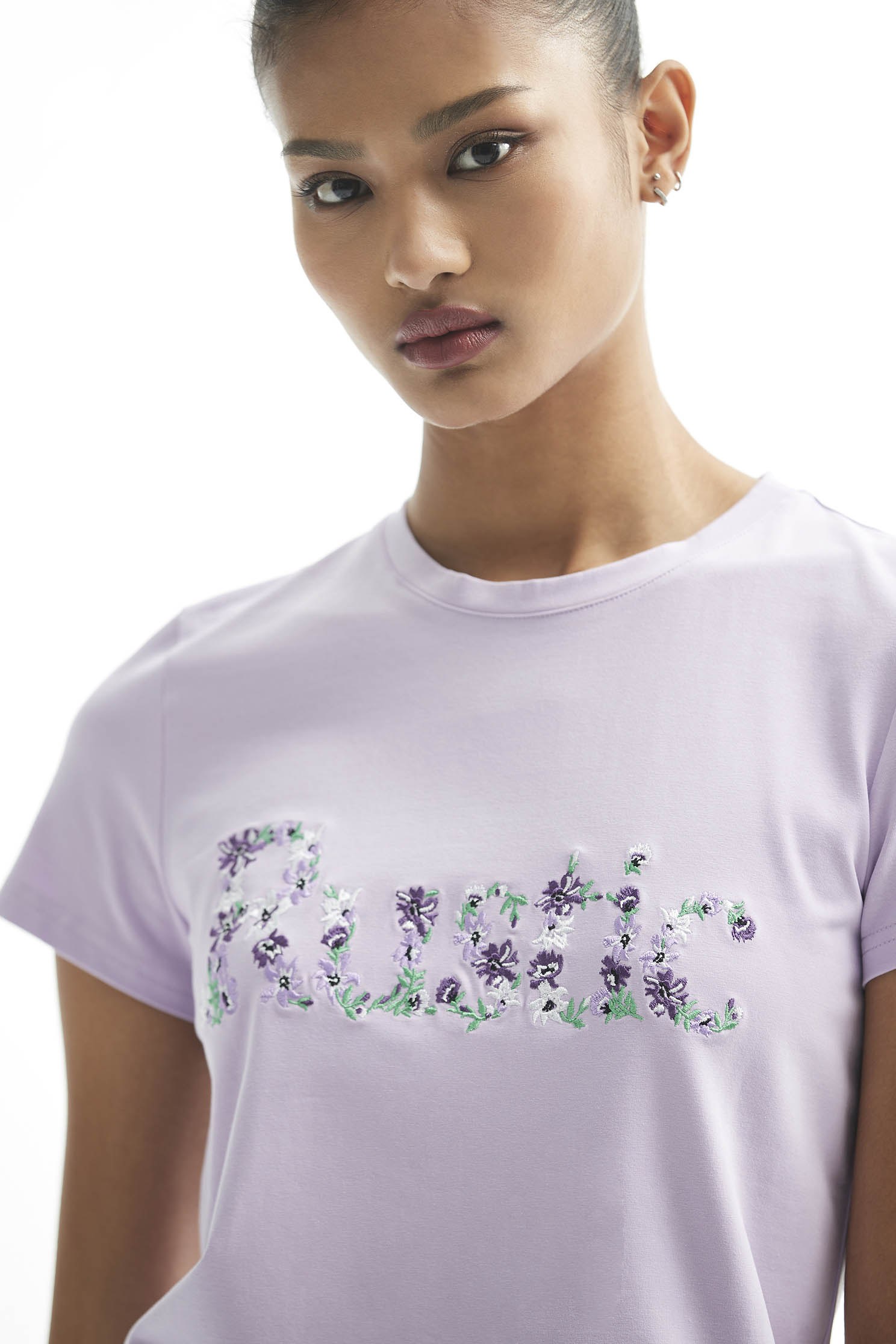 彩色桔梗花刺繡T恤上衣彩色桔梗花刺繡T恤上衣,T-Shirt,T恤,上衣,刺繡,春夏穿搭