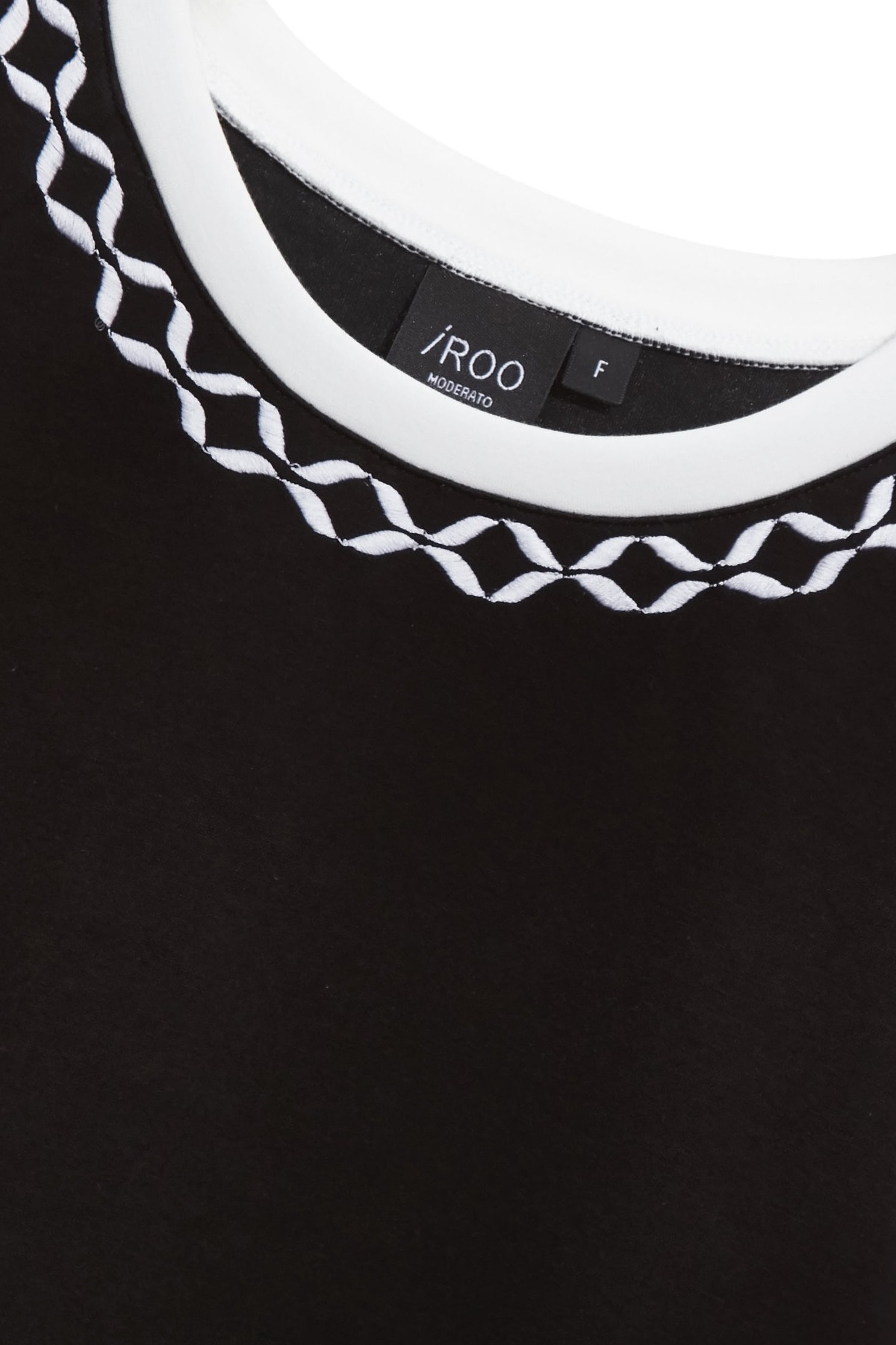 黑白撞色幾何繡花空氣布上衣黑白撞色幾何繡花空氣布上衣,T-Shirt,上班OL穿搭,上衣,秋冬穿搭,繡花