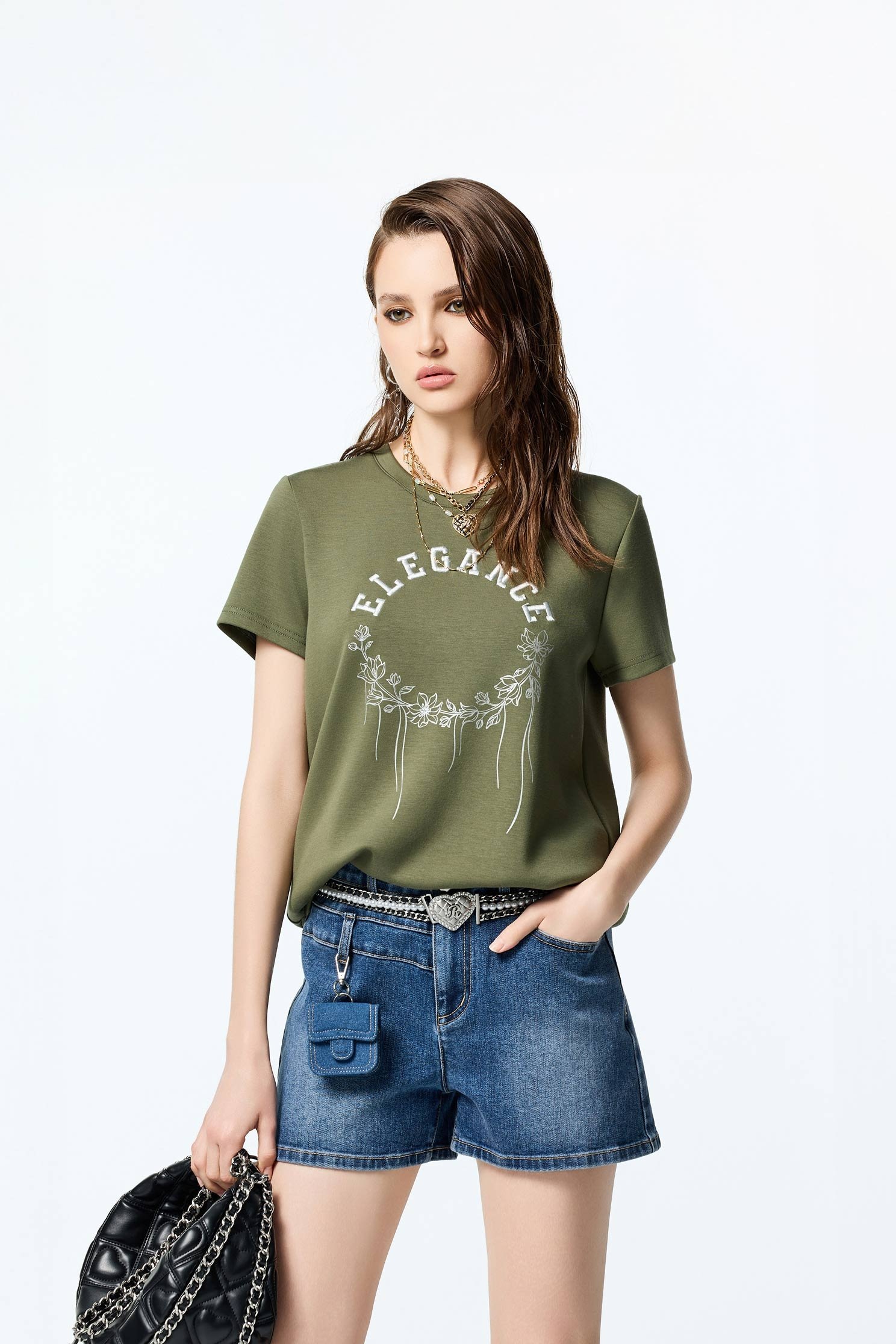 海帶綠優雅刺繡T恤上衣海帶綠優雅刺繡T恤上衣,T-Shirt,T恤,上衣,刺繡,秋冬穿搭,輕奢度假,輕奢渡假