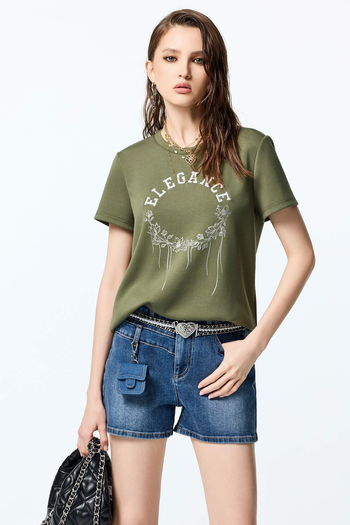 海帶綠優雅刺繡T恤上衣海帶綠優雅刺繡T恤上衣,T-Shirt,T恤,上衣,刺繡,秋冬穿搭,輕奢度假,輕奢渡假