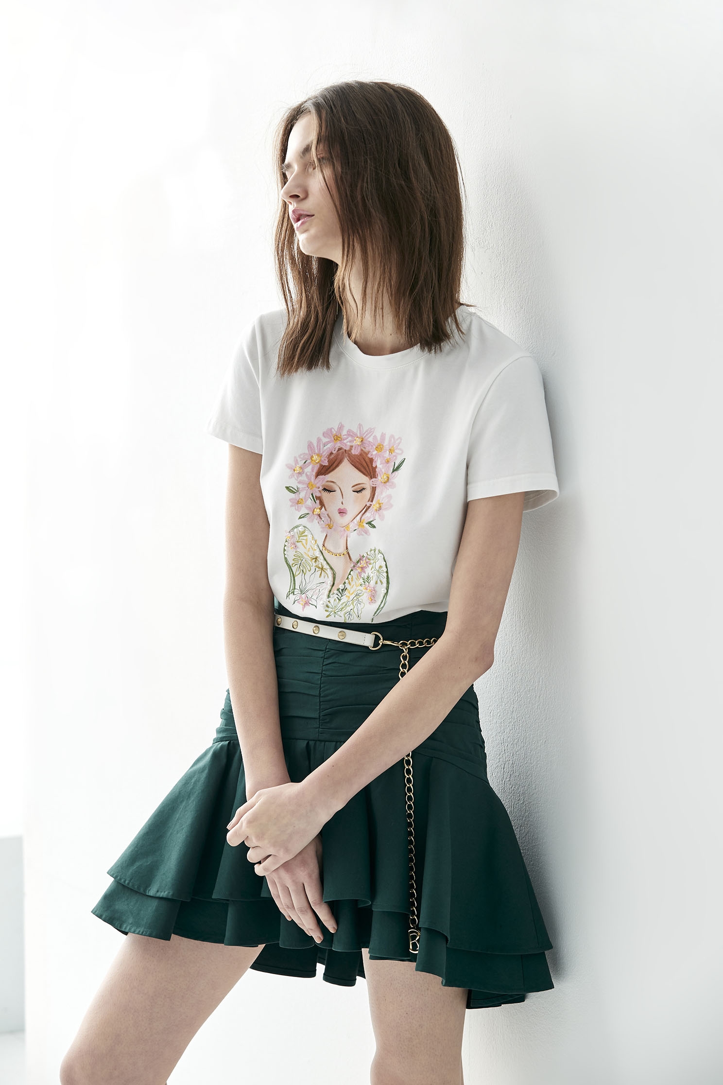 穿花衣服女孩刺繡T恤上衣穿花衣服女孩刺繡T恤上衣,T-Shirt,上衣,刺繡,春夏穿搭,白色上衣,純棉