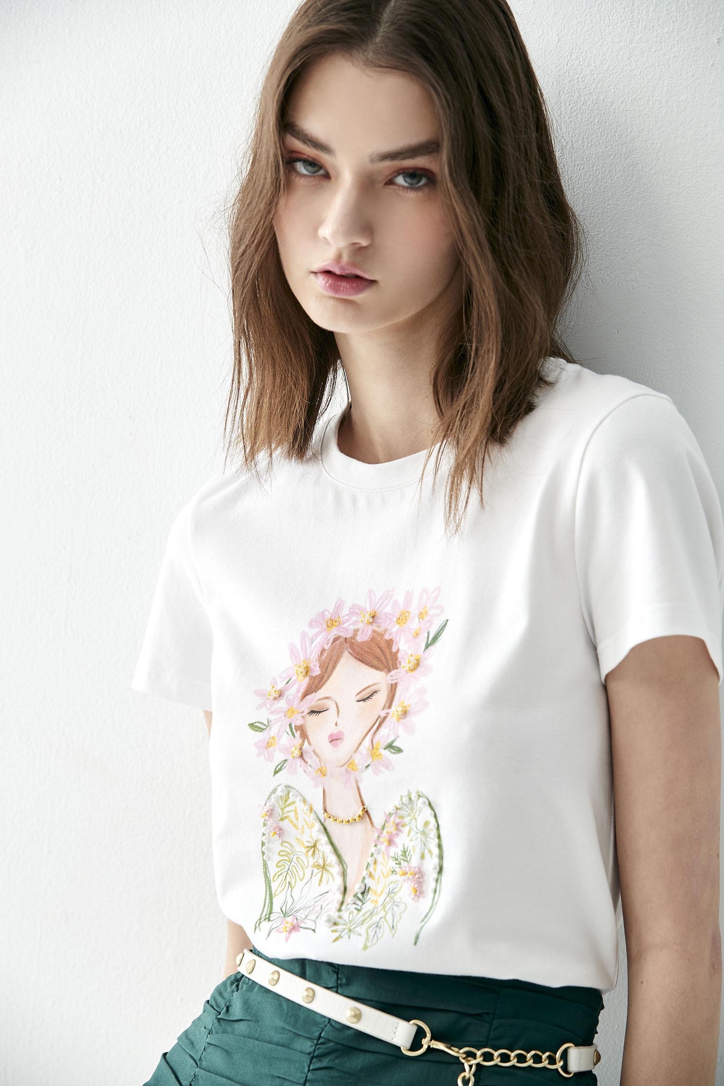 穿花衣服女孩刺繡T恤上衣穿花衣服女孩刺繡T恤上衣,T-Shirt,上衣,刺繡,春夏穿搭,白色上衣,純棉