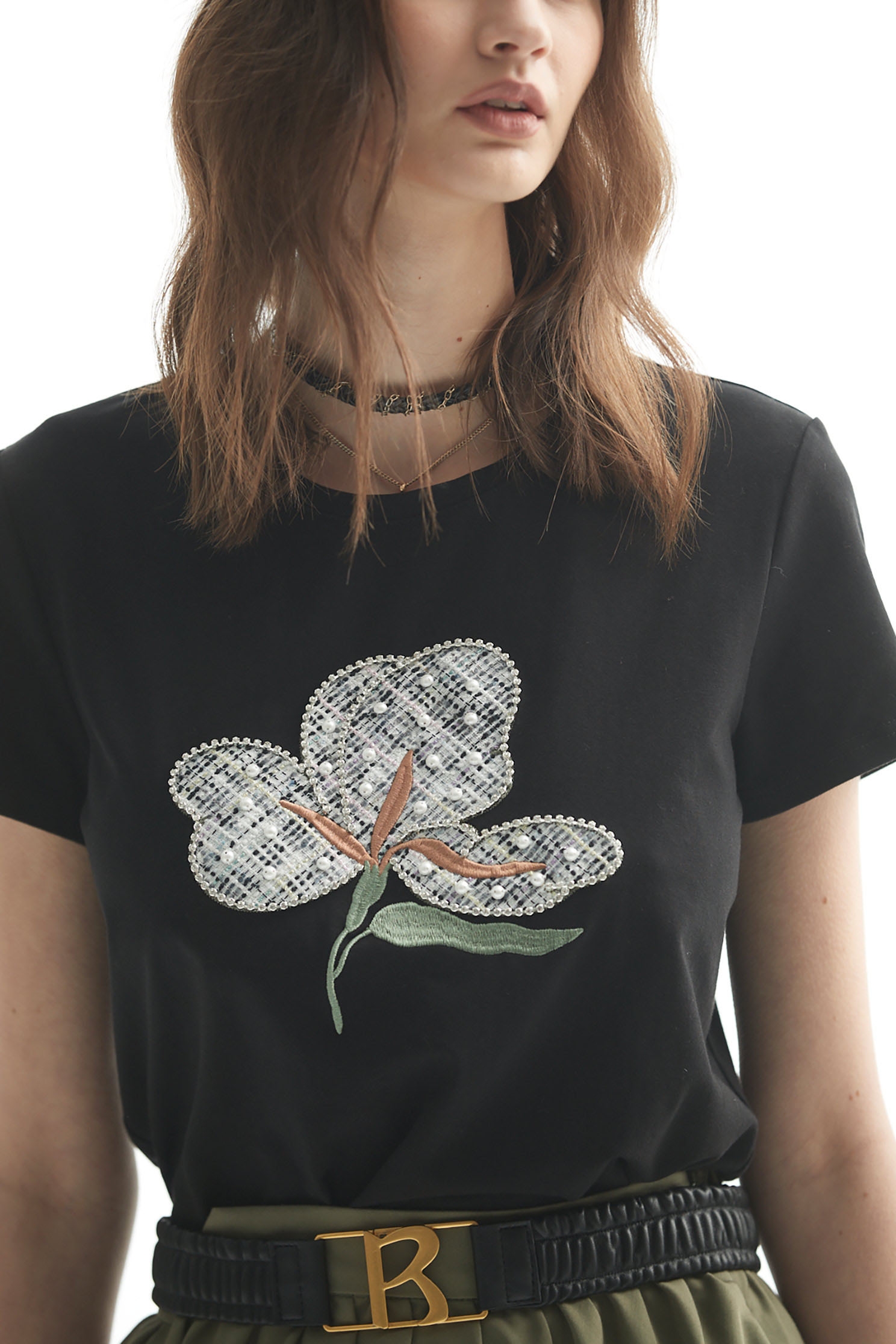 花呢紗刺繡T恤上衣花呢紗刺繡T恤上衣,上衣,刺繡,女王風範,春夏穿搭,珍珠,黑色上衣