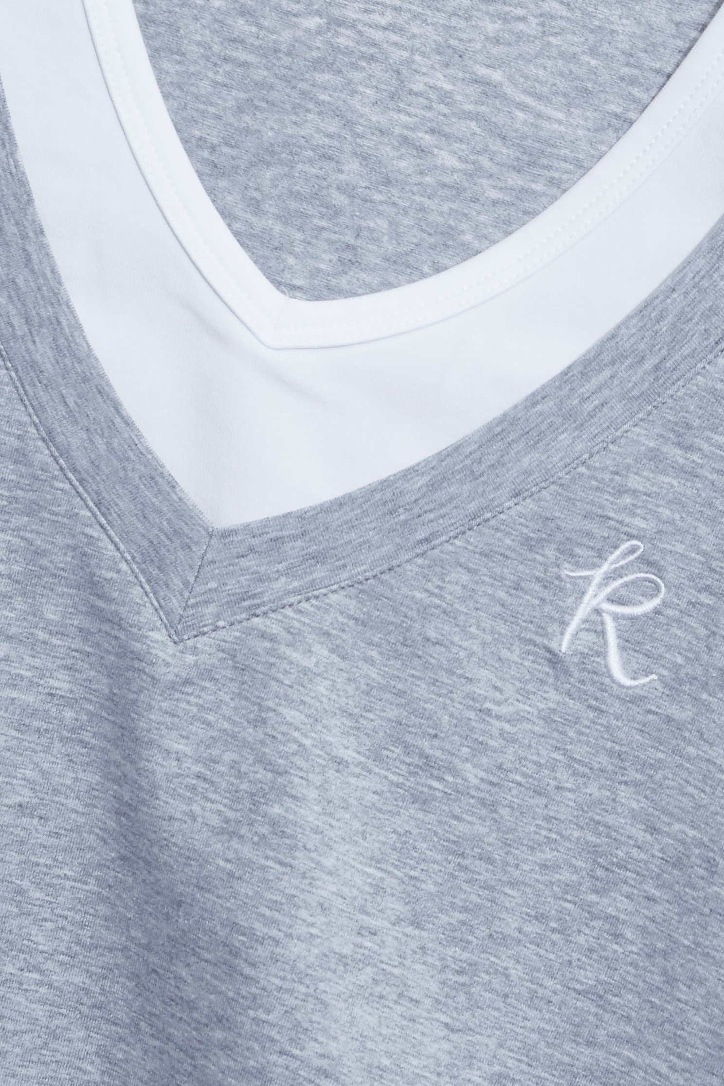 薄暮灰假兩件T恤上衣薄暮灰假兩件T恤上衣,T-Shirt,T恤,V領上衣,上班OL穿搭,上衣,秋冬穿搭,約會特輯,純棉